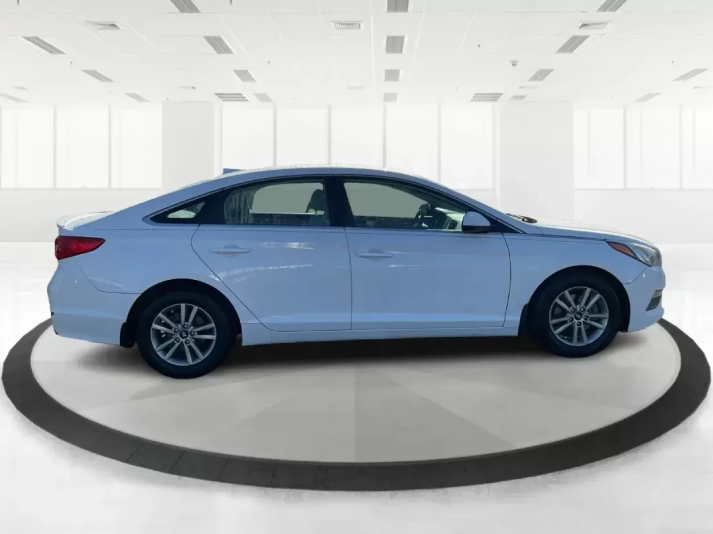 2015 Hyundai Sonata SE (5NPE24AF9FH) with an 2.4L I-4 gasoline direct injection engine, located at 1184 Kauffman Ave, Fairborn, OH, 45324, (937) 908-9800, 39.807072, -84.030914 - **Elevate Your Daily Commute with the 2015 Hyundai Sonata SE Perfect for Budget-Conscious Buyers in Fairborn, OH!**<br /> <br /> Are you in the market for a reliable sedan that perfectly balances style, functionality, and affordability? Look no further than the stunning 2015 Hyundai Sonata SE, avai - Photo#1