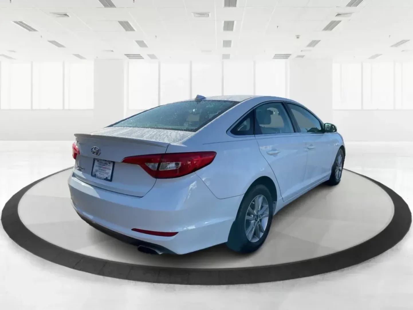 2015 Hyundai Sonata SE (5NPE24AF9FH) with an 2.4L I-4 gasoline direct injection engine, located at 1184 Kauffman Ave, Fairborn, OH, 45324, (937) 908-9800, 39.807072, -84.030914 - **Elevate Your Daily Commute with the 2015 Hyundai Sonata SE Perfect for Budget-Conscious Buyers in Fairborn, OH!**<br /> <br /> Are you in the market for a reliable sedan that perfectly balances style, functionality, and affordability? Look no further than the stunning 2015 Hyundai Sonata SE, avai - Photo#2