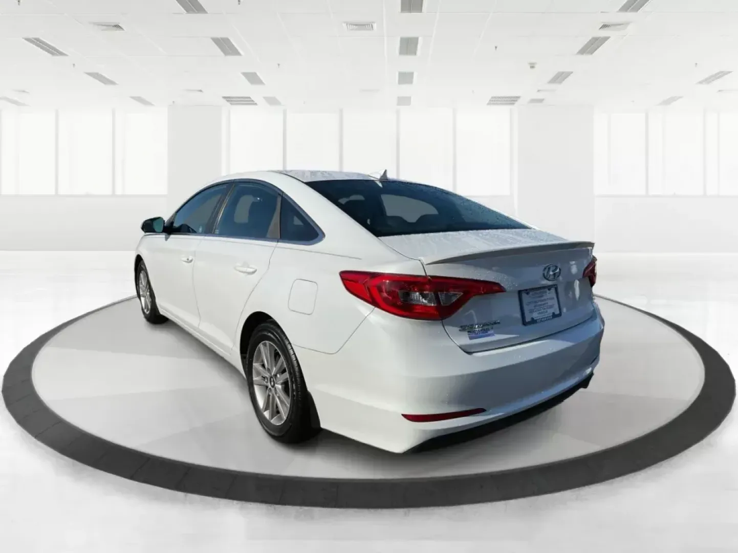 2015 Hyundai Sonata SE (5NPE24AF9FH) with an 2.4L I-4 gasoline direct injection engine, located at 1184 Kauffman Ave, Fairborn, OH, 45324, (937) 908-9800, 39.807072, -84.030914 - **Elevate Your Daily Commute with the 2015 Hyundai Sonata SE Perfect for Budget-Conscious Buyers in Fairborn, OH!**<br /> <br /> Are you in the market for a reliable sedan that perfectly balances style, functionality, and affordability? Look no further than the stunning 2015 Hyundai Sonata SE, avai - Photo#4