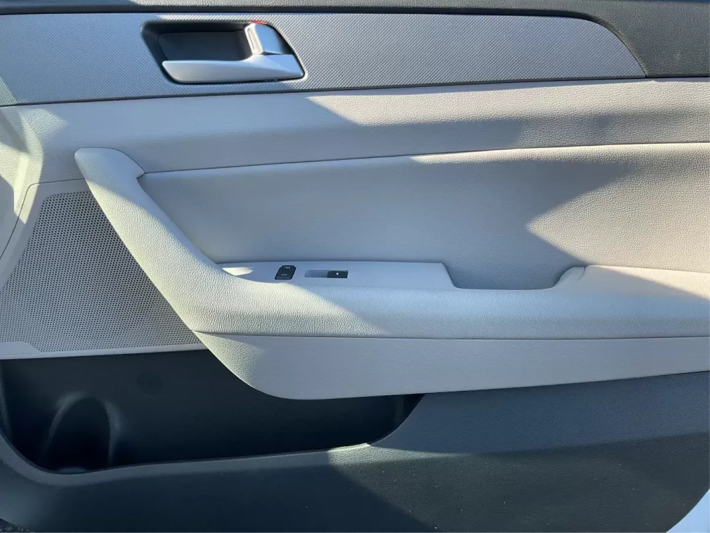 2015 Hyundai Sonata SE (5NPE24AF9FH) with an 2.4L I-4 gasoline direct injection engine, located at 1184 Kauffman Ave, Fairborn, OH, 45324, (937) 908-9800, 39.807072, -84.030914 - **Elevate Your Daily Commute with the 2015 Hyundai Sonata SE Perfect for Budget-Conscious Buyers in Fairborn, OH!**<br /> <br /> Are you in the market for a reliable sedan that perfectly balances style, functionality, and affordability? Look no further than the stunning 2015 Hyundai Sonata SE, avai - Photo#18