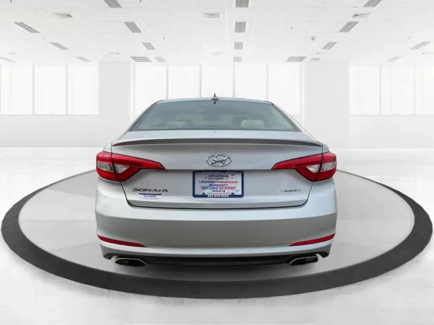 2015 Hyundai Sonata Limited (5NPE34AF6FH) with an 2.4L I-4 gasoline direct injection engine, located at 401 Woodman Dr, Riverside, OH, 45431, (937) 908-9800, 39.760899, -84.123421 - 2015 Hyundai Sonata Limited - Photo#4