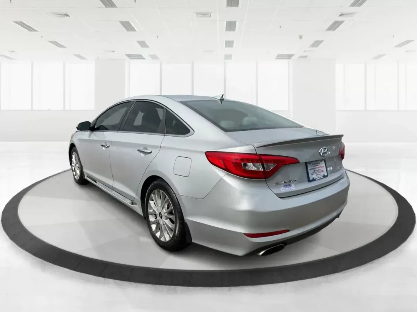 2015 Hyundai Sonata Limited (5NPE34AF6FH) with an 2.4L I-4 gasoline direct injection engine, located at 401 Woodman Dr, Riverside, OH, 45431, (937) 908-9800, 39.760899, -84.123421 - 2015 Hyundai Sonata Limited - Photo#5