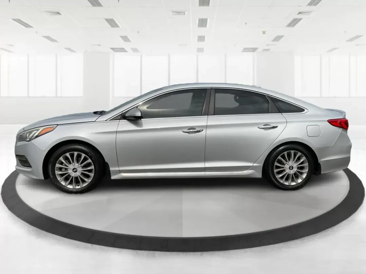 2015 Hyundai Sonata Limited (5NPE34AF6FH) with an 2.4L I-4 gasoline direct injection engine, located at 401 Woodman Dr, Riverside, OH, 45431, (937) 908-9800, 39.760899, -84.123421 - 2015 Hyundai Sonata Limited - Photo#6