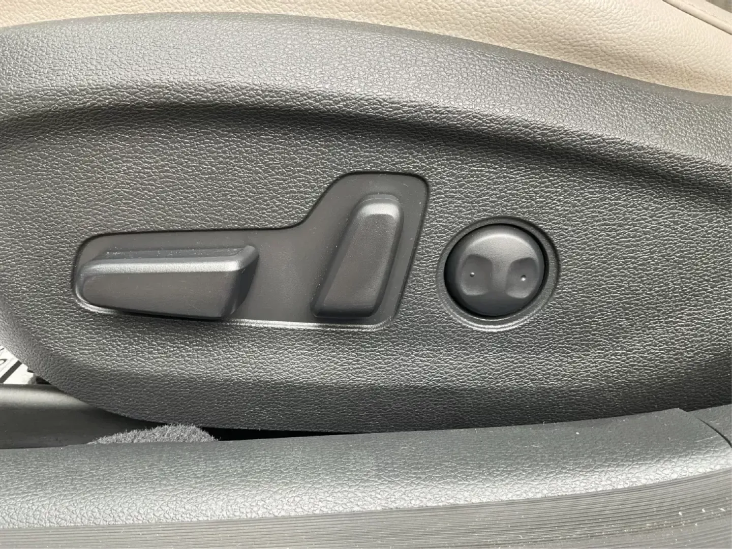 2015 Hyundai Sonata Limited (5NPE34AF6FH) with an 2.4L I-4 gasoline direct injection engine, located at 401 Woodman Dr, Riverside, OH, 45431, (937) 908-9800, 39.760899, -84.123421 - 2015 Hyundai Sonata Limited - Photo#17
