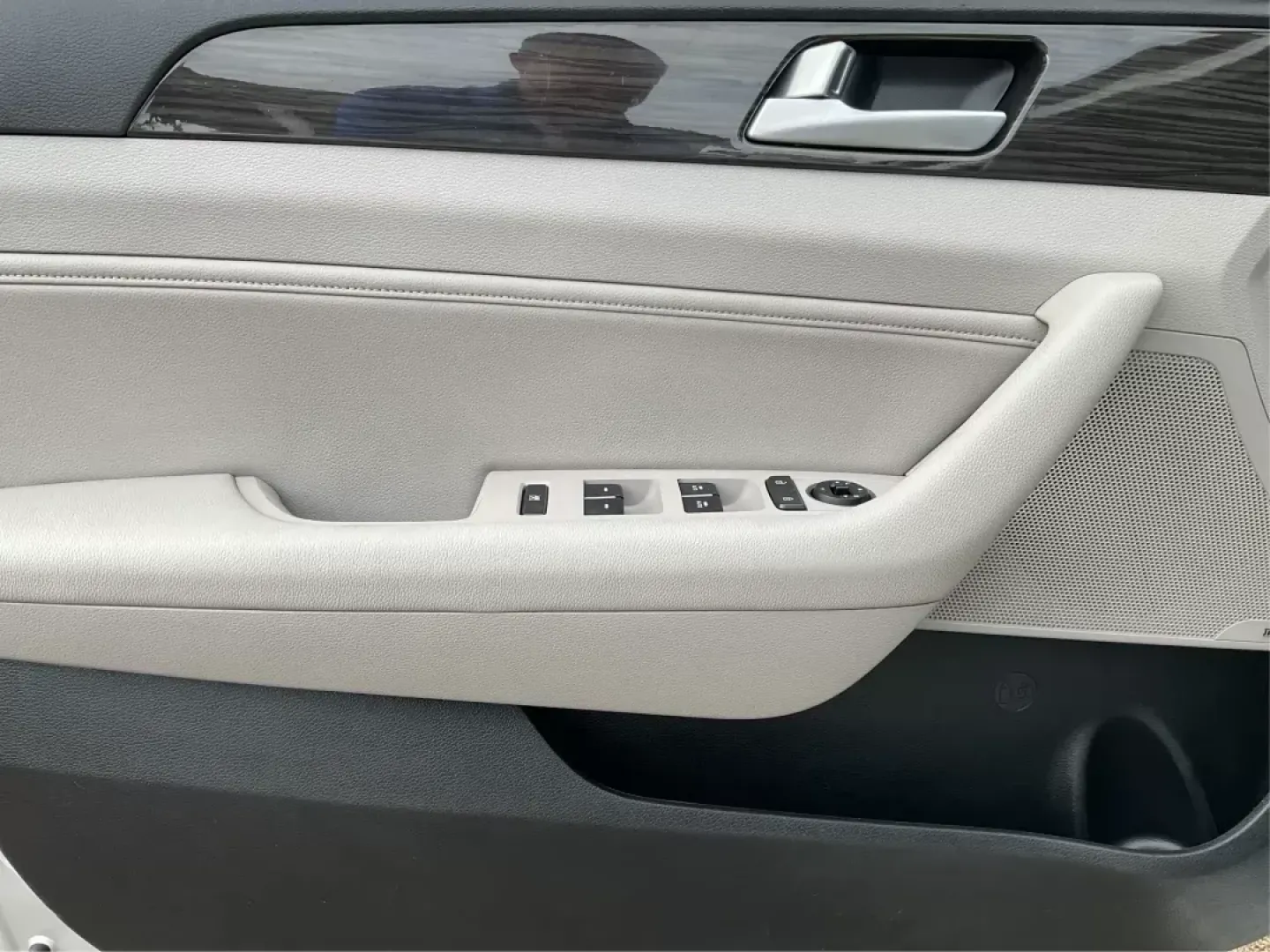 2015 Hyundai Sonata Limited (5NPE34AF6FH) with an 2.4L I-4 gasoline direct injection engine, located at 401 Woodman Dr, Riverside, OH, 45431, (937) 908-9800, 39.760899, -84.123421 - 2015 Hyundai Sonata Limited - Photo#18