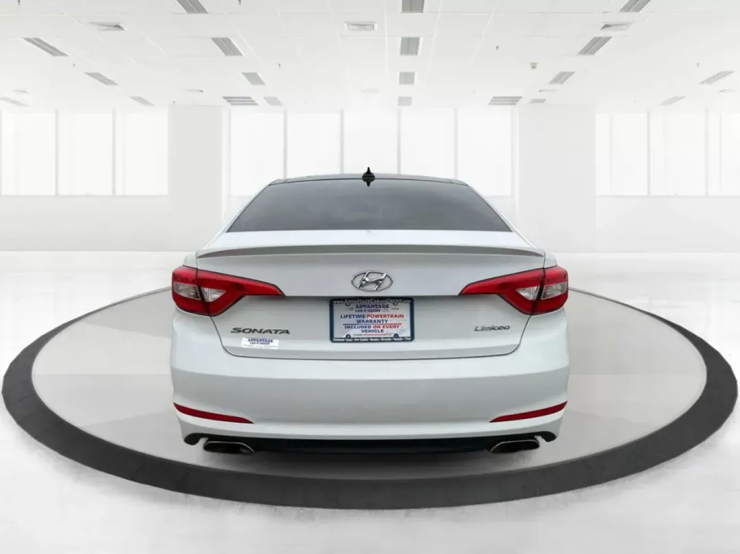 2015 Hyundai Sonata Limited (5NPE34AF5FH) with an 2.4L I-4 gasoline direct injection engine, located at 4508 South Dixie Dr, Moraine, OH, 45439, (937) 908-9800, 39.689976, -84.218452 - 2015 Hyundai Sonata Limited - Photo#2