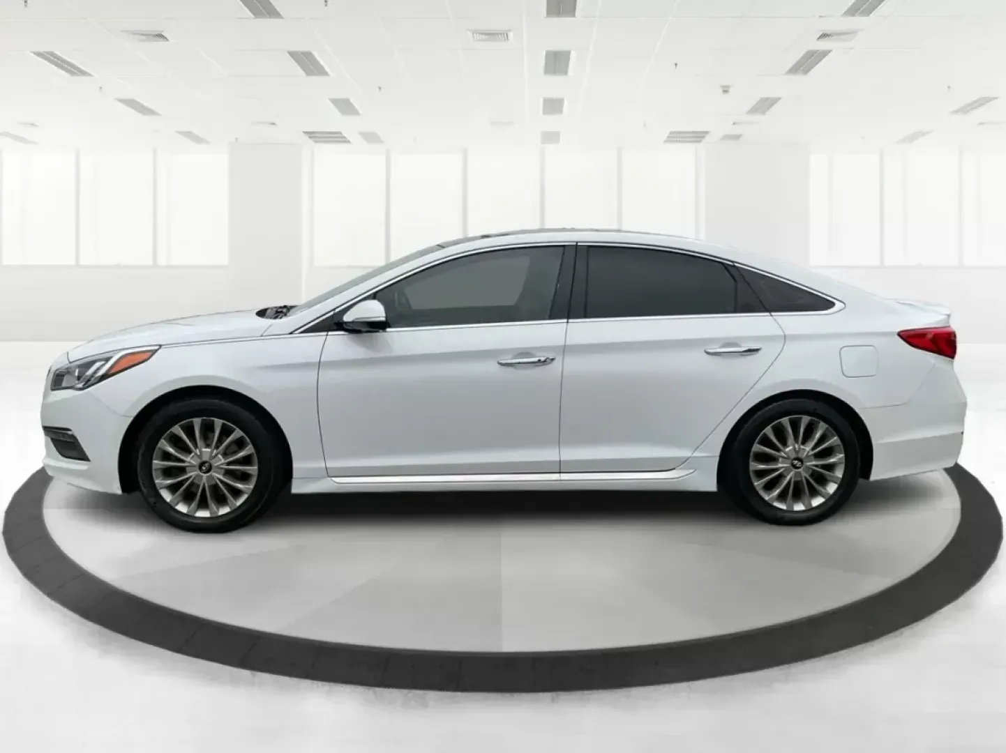 2015 Hyundai Sonata Limited (5NPE34AF5FH) with an 2.4L I-4 gasoline direct injection engine, located at 4508 South Dixie Dr, Moraine, OH, 45439, (937) 908-9800, 39.689976, -84.218452 - 2015 Hyundai Sonata Limited - Photo#5