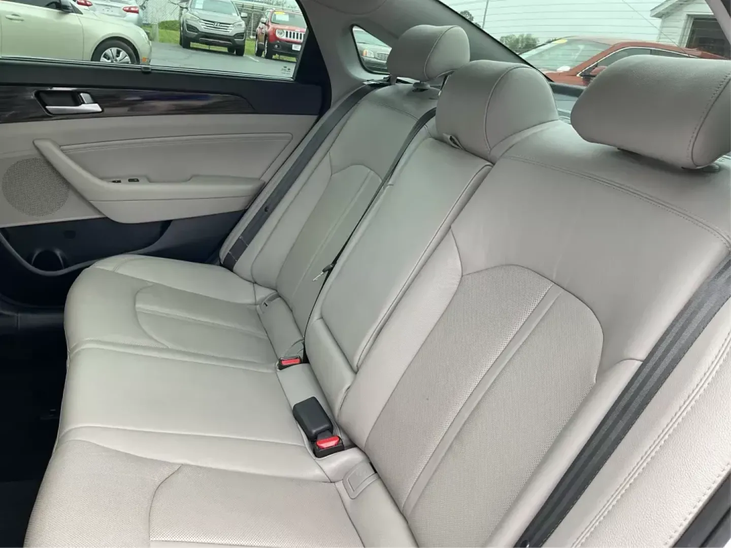 2015 Hyundai Sonata Limited (5NPE34AF5FH) with an 2.4L I-4 gasoline direct injection engine, located at 4508 South Dixie Dr, Moraine, OH, 45439, (937) 908-9800, 39.689976, -84.218452 - 2015 Hyundai Sonata Limited - Photo#9