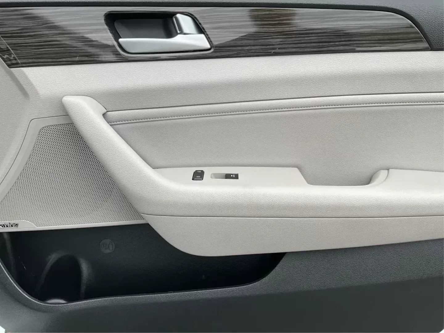 2015 Hyundai Sonata Limited (5NPE34AF5FH) with an 2.4L I-4 gasoline direct injection engine, located at 4508 South Dixie Dr, Moraine, OH, 45439, (937) 908-9800, 39.689976, -84.218452 - 2015 Hyundai Sonata Limited - Photo#18