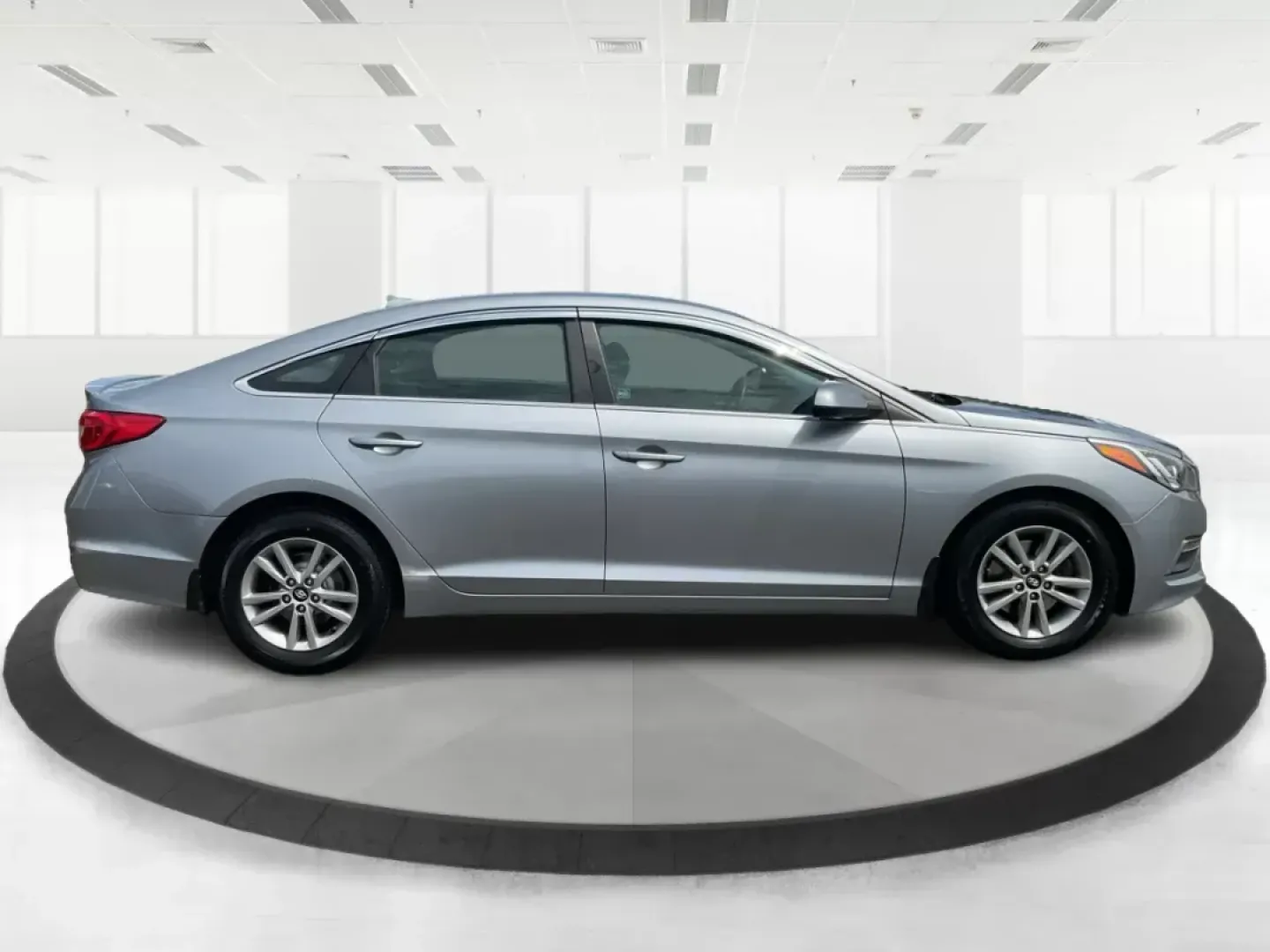 2015 Hyundai Sonata SE (5NPE24AF4FH) with an 2.4L I-4 gasoline direct injection engine, located at 4508 South Dixie Dr, Moraine, OH, 45439, (937) 908-9800, 39.689976, -84.218452 - 2015 Hyundai Sonata SE - Photo#1