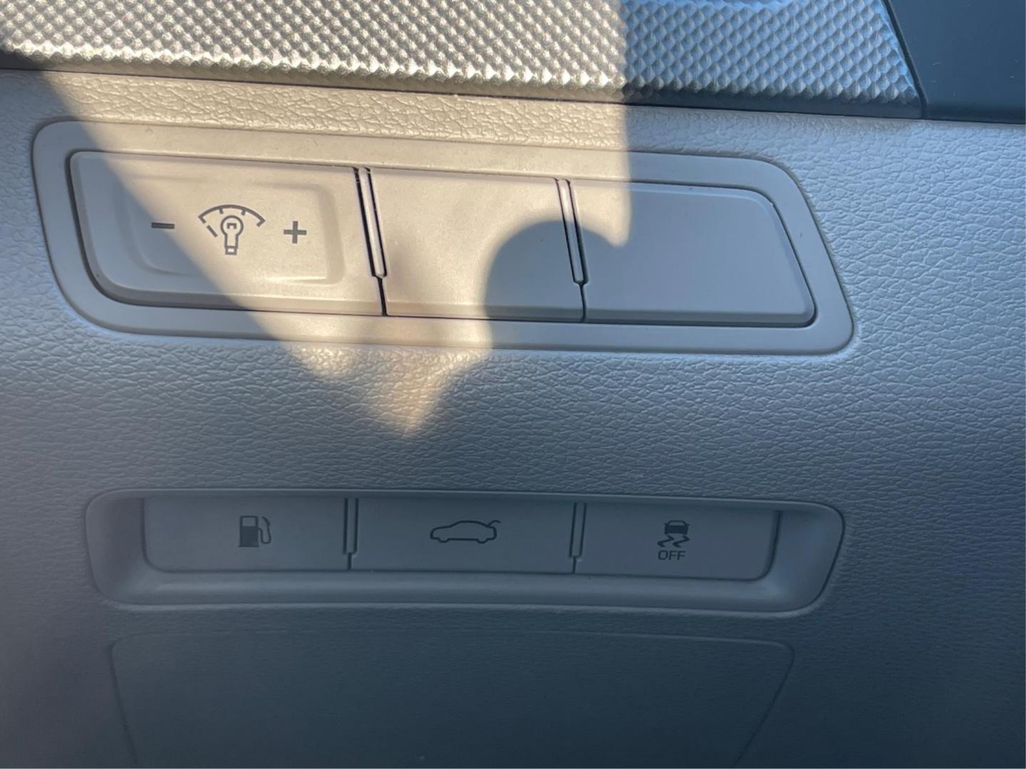 2015 Hyundai Sonata SE (5NPE24AFXFH) with an 2.4L L4 DOHC 16V engine, 7-Speed Automatic transmission, located at 880 E. National Road, Vandalia, OH, 45377, (937) 908-9800, 39.891918, -84.183594 - 2015 Hyundai Sonata SE - Photo#15