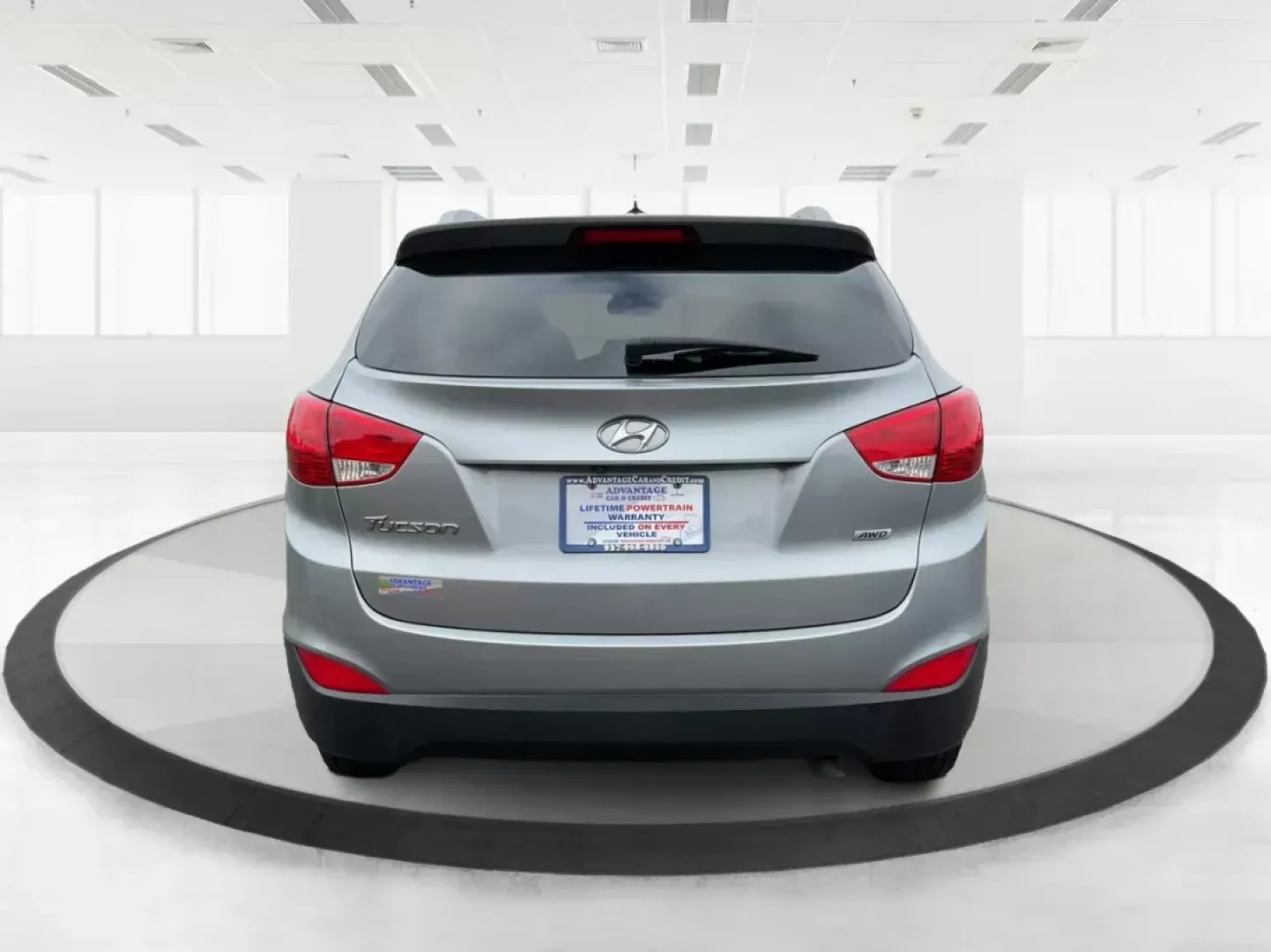 2015 Hyundai Tucson SE (KM8JUCAG2FU) with an Theta II 2.4L I-4 gasoline direct injection engine, located at 880 E. National Road, Vandalia, OH, 45377, (937) 908-9800, 39.891918, -84.183594 - 2015 Hyundai Tucson SE - Photo#3