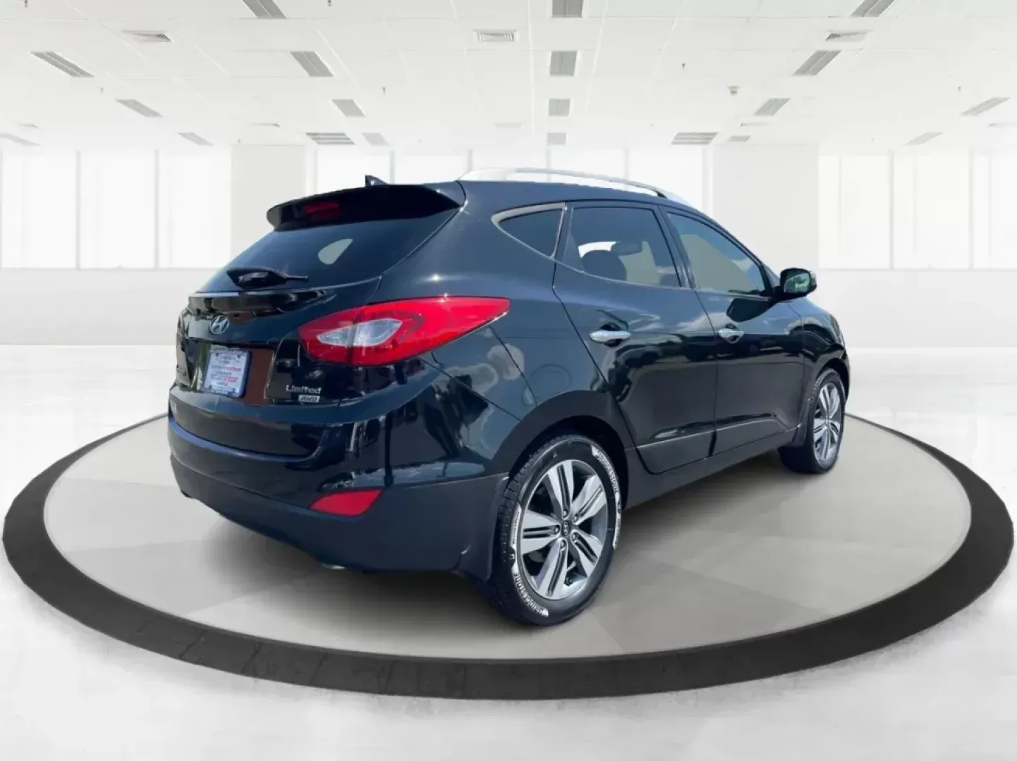 2015 Hyundai Tucson Limited (KM8JUCAG0FU) with an Theta II 2.4L I-4 gasoline direct injection engine, located at 401 Woodman Dr, Riverside, OH, 45431, (937) 908-9800, 39.760899, -84.123421 - Elevate your adventures with the 2015 Hyundai Tucson Limited, an exceptional SUV that blends style, comfort, and practicality-perfect for families, commuters, and weekend warriors alike. Whether you're navigating the bustling streets of Fairborn or planning a scenic road trip to nearby attractions l - Photo#2