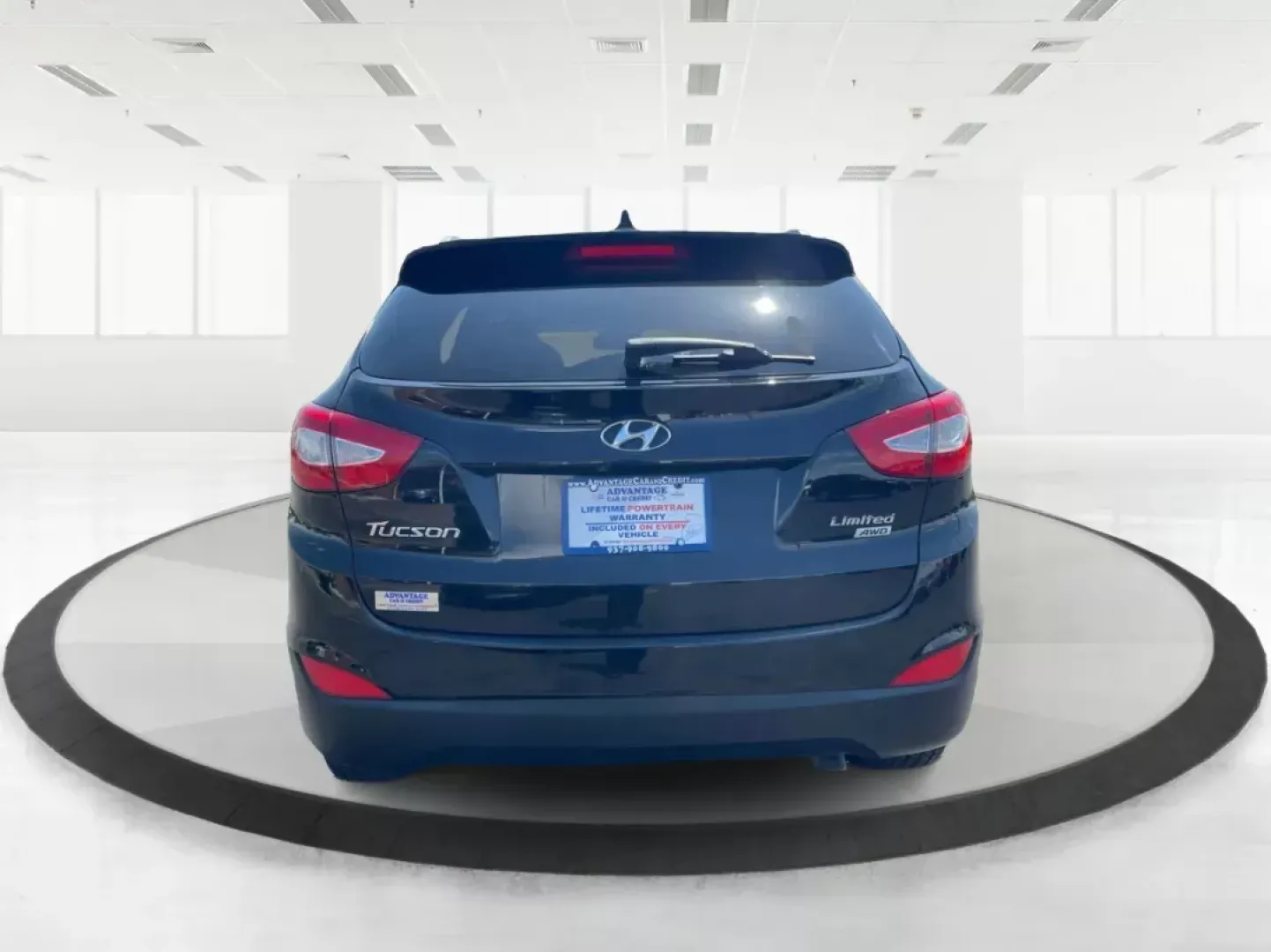 2015 Hyundai Tucson Limited (KM8JUCAG0FU) with an Theta II 2.4L I-4 gasoline direct injection engine, located at 401 Woodman Dr, Riverside, OH, 45431, (937) 908-9800, 39.760899, -84.123421 - Elevate your adventures with the 2015 Hyundai Tucson Limited, an exceptional SUV that blends style, comfort, and practicality-perfect for families, commuters, and weekend warriors alike. Whether you're navigating the bustling streets of Fairborn or planning a scenic road trip to nearby attractions l - Photo#3