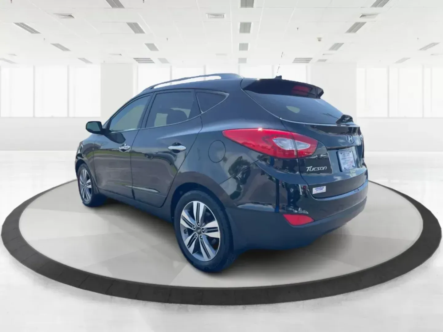 2015 Hyundai Tucson Limited (KM8JUCAG0FU) with an Theta II 2.4L I-4 gasoline direct injection engine, located at 401 Woodman Dr, Riverside, OH, 45431, (937) 908-9800, 39.760899, -84.123421 - Elevate your adventures with the 2015 Hyundai Tucson Limited, an exceptional SUV that blends style, comfort, and practicality-perfect for families, commuters, and weekend warriors alike. Whether you're navigating the bustling streets of Fairborn or planning a scenic road trip to nearby attractions l - Photo#4