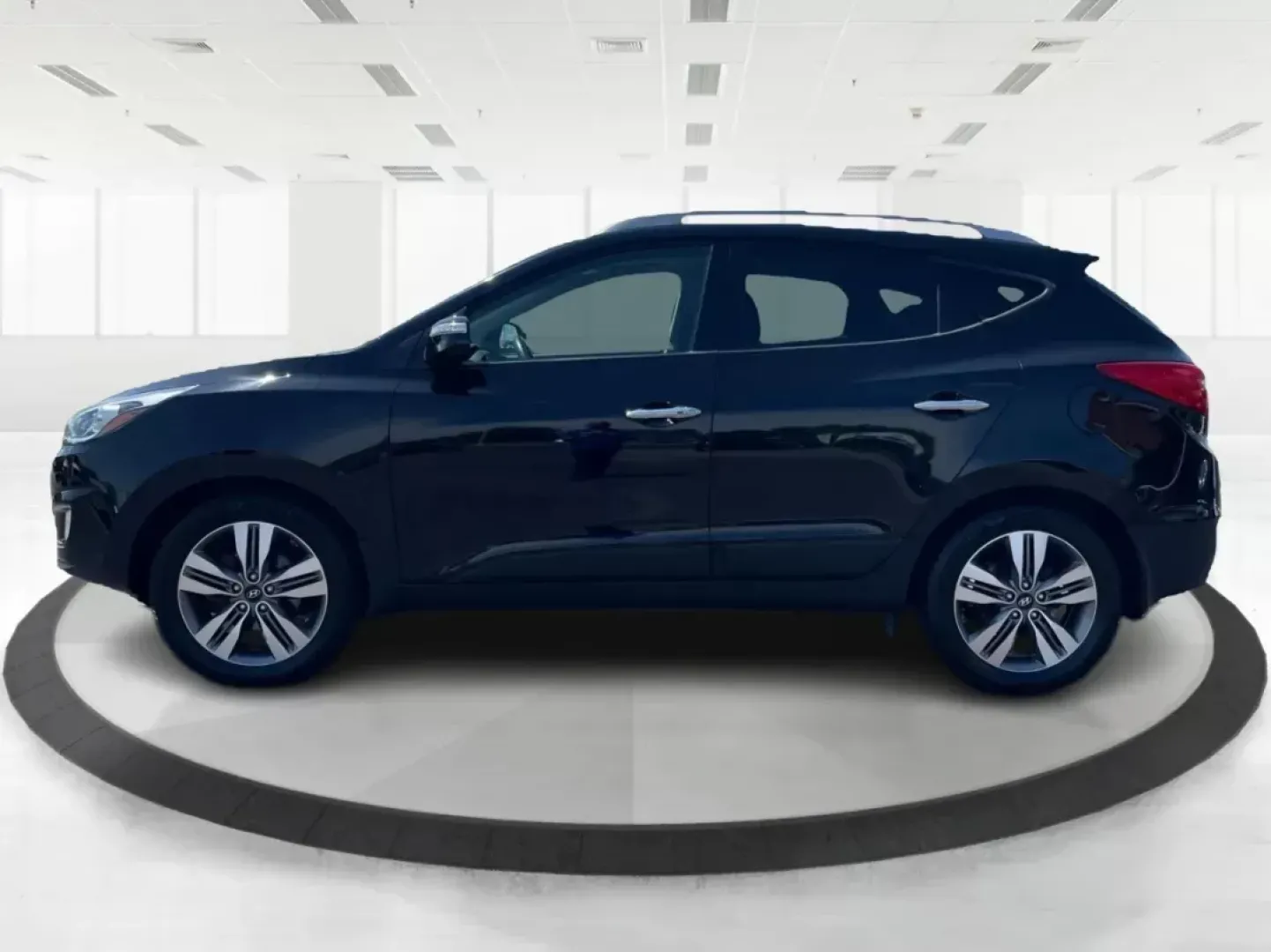 2015 Hyundai Tucson Limited (KM8JUCAG0FU) with an Theta II 2.4L I-4 gasoline direct injection engine, located at 401 Woodman Dr, Riverside, OH, 45431, (937) 908-9800, 39.760899, -84.123421 - Elevate your adventures with the 2015 Hyundai Tucson Limited, an exceptional SUV that blends style, comfort, and practicality-perfect for families, commuters, and weekend warriors alike. Whether you're navigating the bustling streets of Fairborn or planning a scenic road trip to nearby attractions l - Photo#5