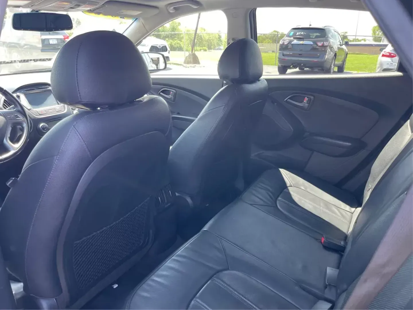 2015 Hyundai Tucson Limited (KM8JUCAG0FU) with an Theta II 2.4L I-4 gasoline direct injection engine, located at 401 Woodman Dr, Riverside, OH, 45431, (937) 908-9800, 39.760899, -84.123421 - Elevate your adventures with the 2015 Hyundai Tucson Limited, an exceptional SUV that blends style, comfort, and practicality-perfect for families, commuters, and weekend warriors alike. Whether you're navigating the bustling streets of Fairborn or planning a scenic road trip to nearby attractions l - Photo#9