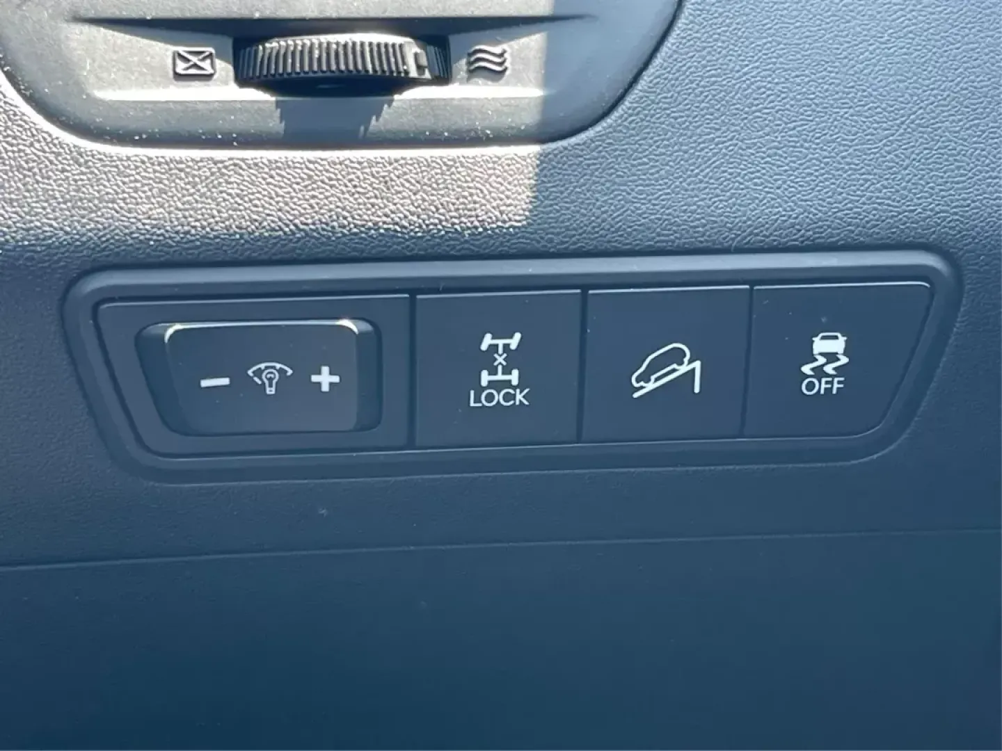2015 Hyundai Tucson Limited (KM8JUCAG0FU) with an Theta II 2.4L I-4 gasoline direct injection engine, located at 401 Woodman Dr, Riverside, OH, 45431, (937) 908-9800, 39.760899, -84.123421 - Elevate your adventures with the 2015 Hyundai Tucson Limited, an exceptional SUV that blends style, comfort, and practicality-perfect for families, commuters, and weekend warriors alike. Whether you're navigating the bustling streets of Fairborn or planning a scenic road trip to nearby attractions l - Photo#16