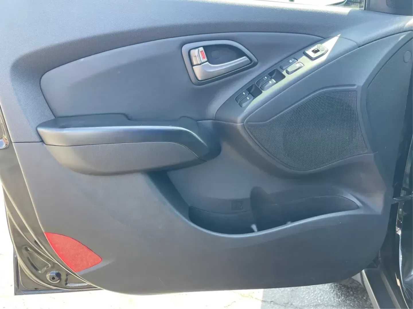 2015 Hyundai Tucson Limited (KM8JUCAG0FU) with an Theta II 2.4L I-4 gasoline direct injection engine, located at 401 Woodman Dr, Riverside, OH, 45431, (937) 908-9800, 39.760899, -84.123421 - Elevate your adventures with the 2015 Hyundai Tucson Limited, an exceptional SUV that blends style, comfort, and practicality-perfect for families, commuters, and weekend warriors alike. Whether you're navigating the bustling streets of Fairborn or planning a scenic road trip to nearby attractions l - Photo#18