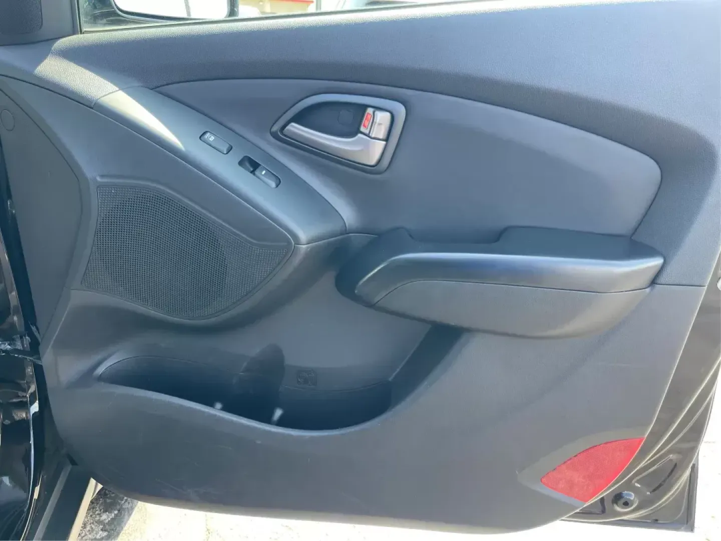 2015 Hyundai Tucson Limited (KM8JUCAG0FU) with an Theta II 2.4L I-4 gasoline direct injection engine, located at 401 Woodman Dr, Riverside, OH, 45431, (937) 908-9800, 39.760899, -84.123421 - Elevate your adventures with the 2015 Hyundai Tucson Limited, an exceptional SUV that blends style, comfort, and practicality-perfect for families, commuters, and weekend warriors alike. Whether you're navigating the bustling streets of Fairborn or planning a scenic road trip to nearby attractions l - Photo#19