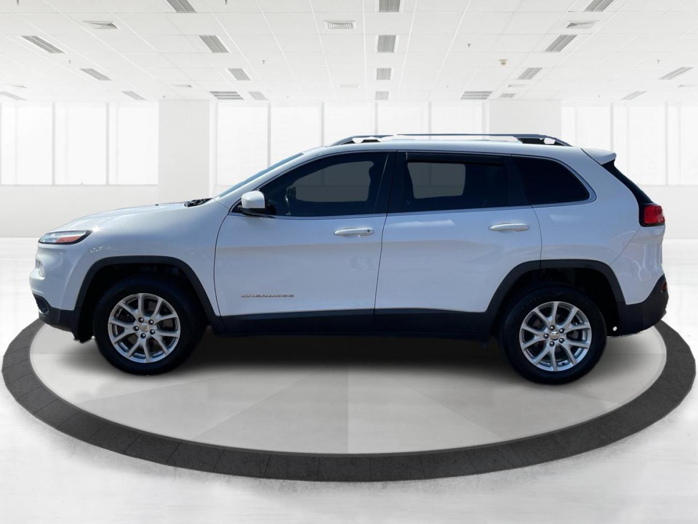 2015 Jeep Cherokee Latitude FWD (1C4PJLCB5FW) with an 2.4L L4 DOHC 16V engine, 9-Speed Automatic transmission, located at 401 Woodman Dr, Riverside, OH, 45431, (937) 908-9800, 39.760899, -84.123421 - 2015 Jeep Cherokee Latitude FWD - Photo#5