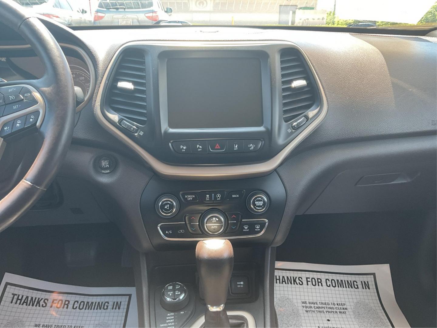 2015 Jeep Cherokee Trailhawk 4WD (1C4PJMBSXFW) with an 3.2L V6 DOHC 24V engine, 9-Speed Automatic transmission, located at 4508 South Dixie Dr, Moraine, OH, 45439, (937) 908-9800, 39.689976, -84.218452 - 2015 Jeep Cherokee Trailhawk 4WD - Photo#11