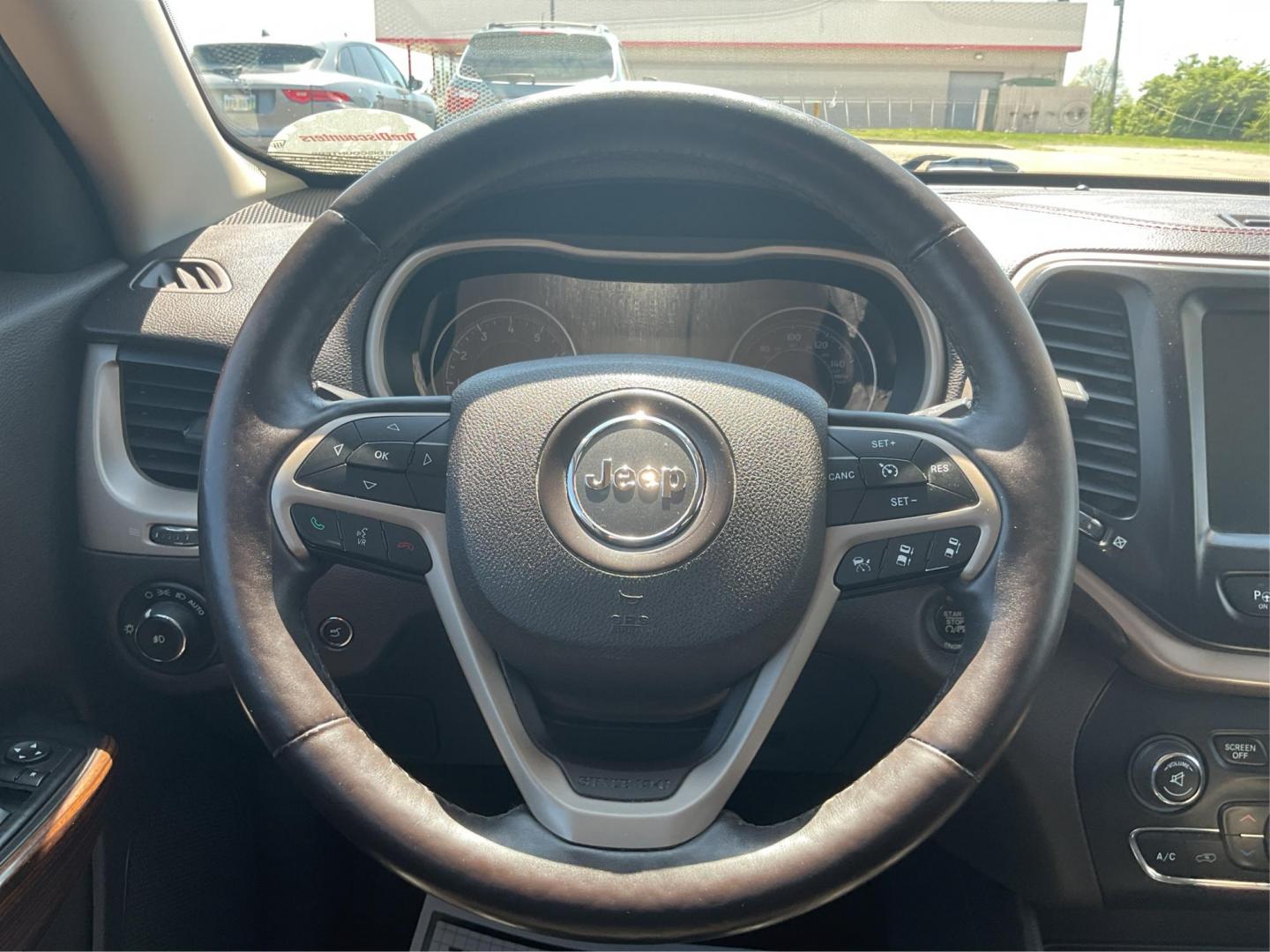 2015 Jeep Cherokee Trailhawk 4WD (1C4PJMBSXFW) with an 3.2L V6 DOHC 24V engine, 9-Speed Automatic transmission, located at 4508 South Dixie Dr, Moraine, OH, 45439, (937) 908-9800, 39.689976, -84.218452 - 2015 Jeep Cherokee Trailhawk 4WD - Photo#14