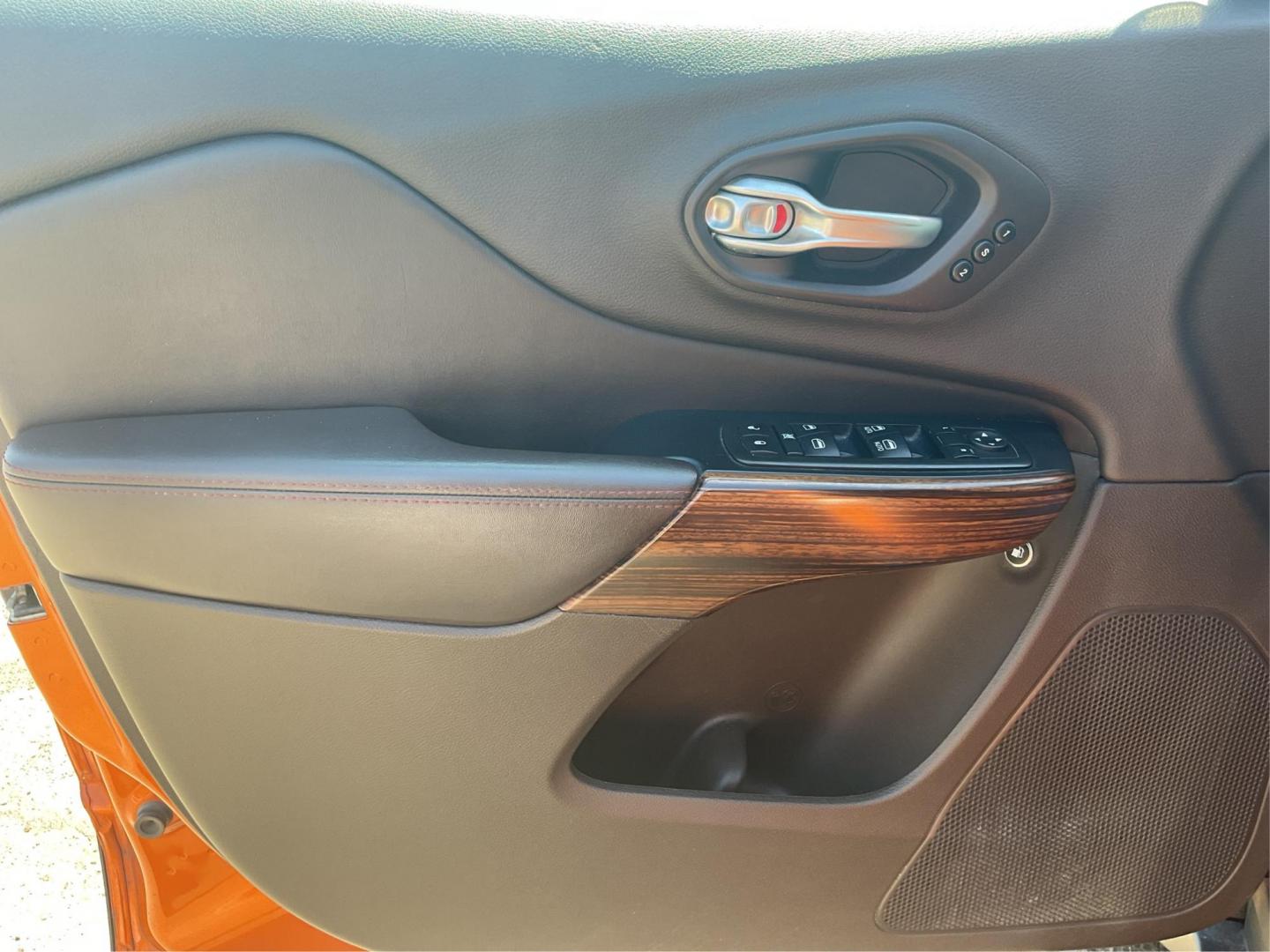 2015 Jeep Cherokee Trailhawk 4WD (1C4PJMBSXFW) with an 3.2L V6 DOHC 24V engine, 9-Speed Automatic transmission, located at 4508 South Dixie Dr, Moraine, OH, 45439, (937) 908-9800, 39.689976, -84.218452 - 2015 Jeep Cherokee Trailhawk 4WD - Photo#17