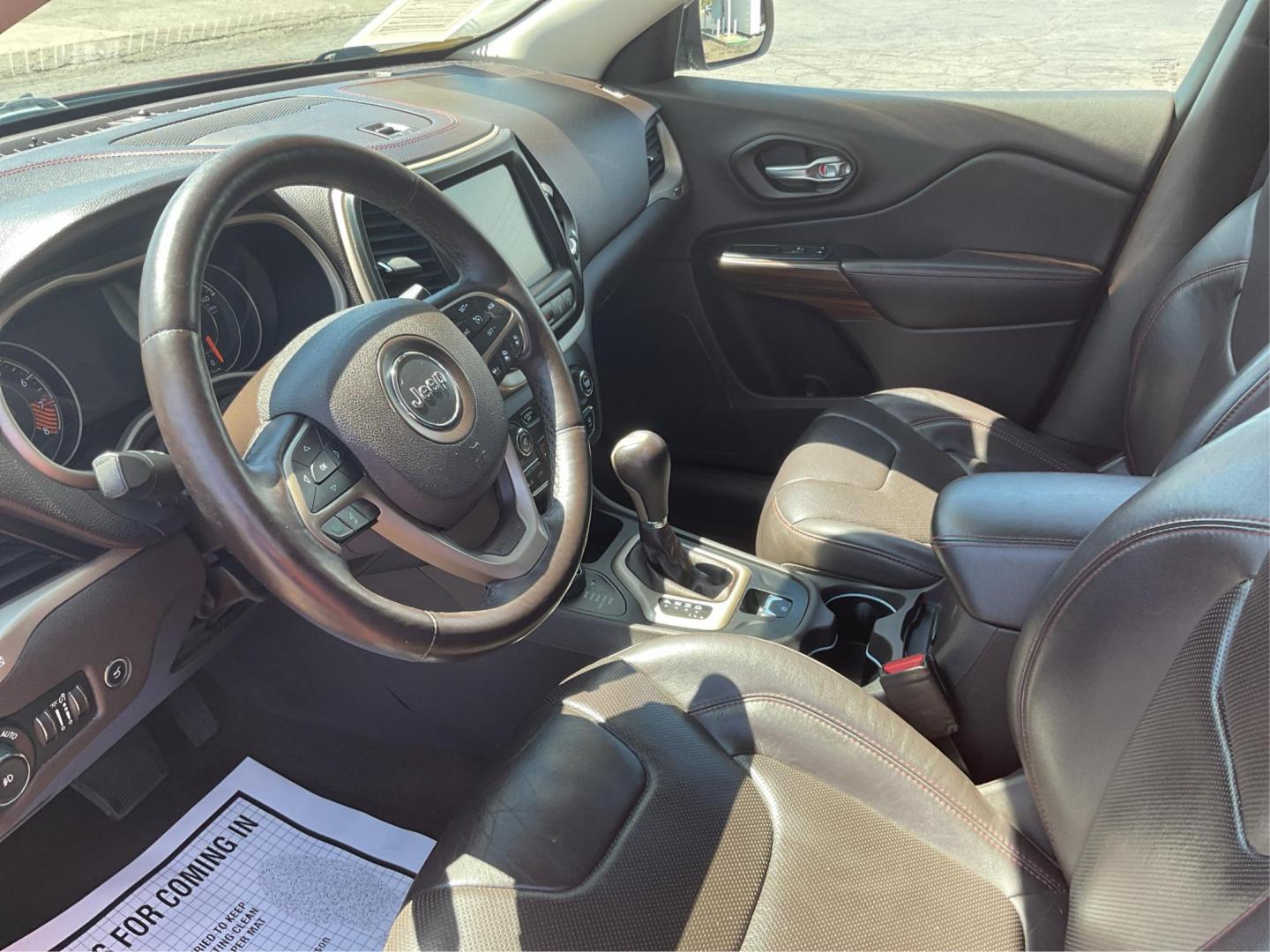 2015 Jeep Cherokee Trailhawk 4WD (1C4PJMBSXFW) with an 3.2L V6 DOHC 24V engine, 9-Speed Automatic transmission, located at 4508 South Dixie Dr, Moraine, OH, 45439, (937) 908-9800, 39.689976, -84.218452 - 2015 Jeep Cherokee Trailhawk 4WD - Photo#7