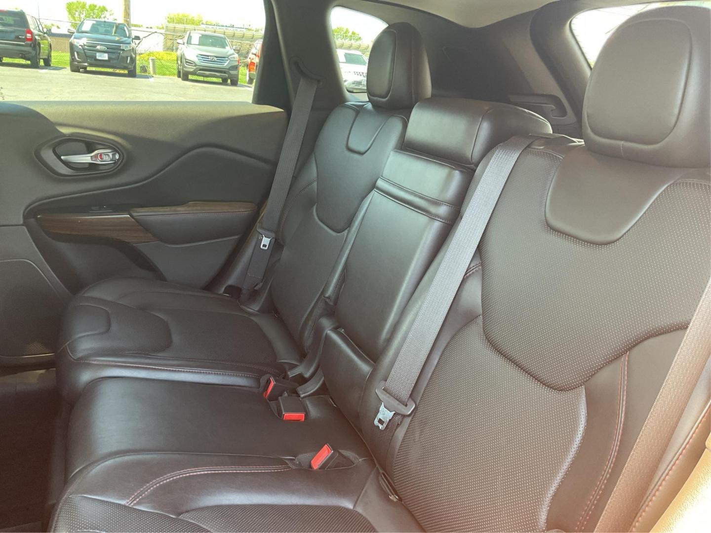 2015 Jeep Cherokee Trailhawk 4WD (1C4PJMBSXFW) with an 3.2L V6 DOHC 24V engine, 9-Speed Automatic transmission, located at 4508 South Dixie Dr, Moraine, OH, 45439, (937) 908-9800, 39.689976, -84.218452 - 2015 Jeep Cherokee Trailhawk 4WD - Photo#8