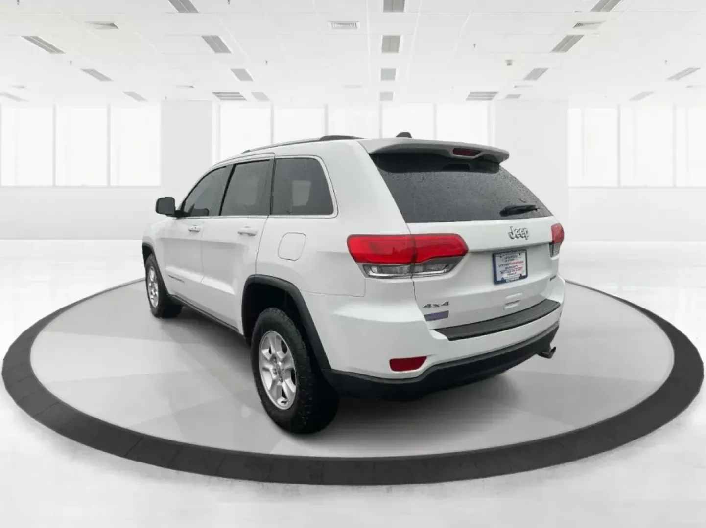 2015 Jeep Grand Cherokee Laredo (1C4RJFAG7FC) with an 3.6L V-6 DOHC engine, located at 8750 N County Rd 25A, Piqua, OH, 45356, (937) 908-9800, 40.164391, -84.232513 - 2015 Jeep Grand Cherokee Laredo - Photo#4