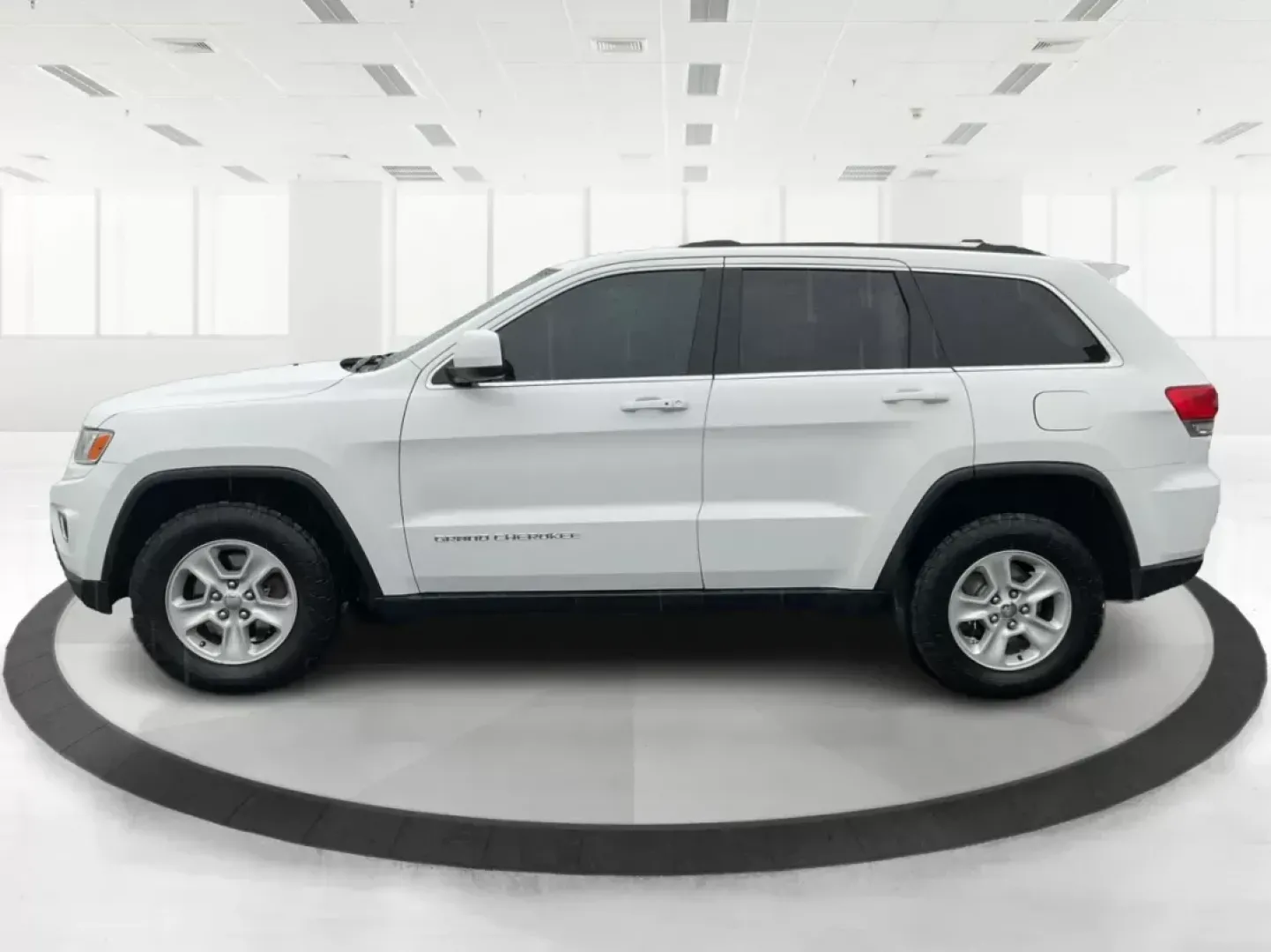 2015 Jeep Grand Cherokee Laredo (1C4RJFAG7FC) with an 3.6L V-6 DOHC engine, located at 8750 N County Rd 25A, Piqua, OH, 45356, (937) 908-9800, 40.164391, -84.232513 - 2015 Jeep Grand Cherokee Laredo - Photo#5