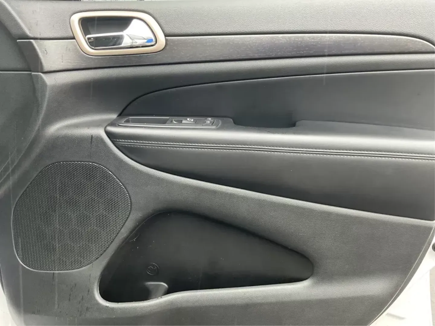 2015 Jeep Grand Cherokee Laredo (1C4RJFAG7FC) with an 3.6L V-6 DOHC engine, located at 8750 N County Rd 25A, Piqua, OH, 45356, (937) 908-9800, 40.164391, -84.232513 - 2015 Jeep Grand Cherokee Laredo - Photo#19