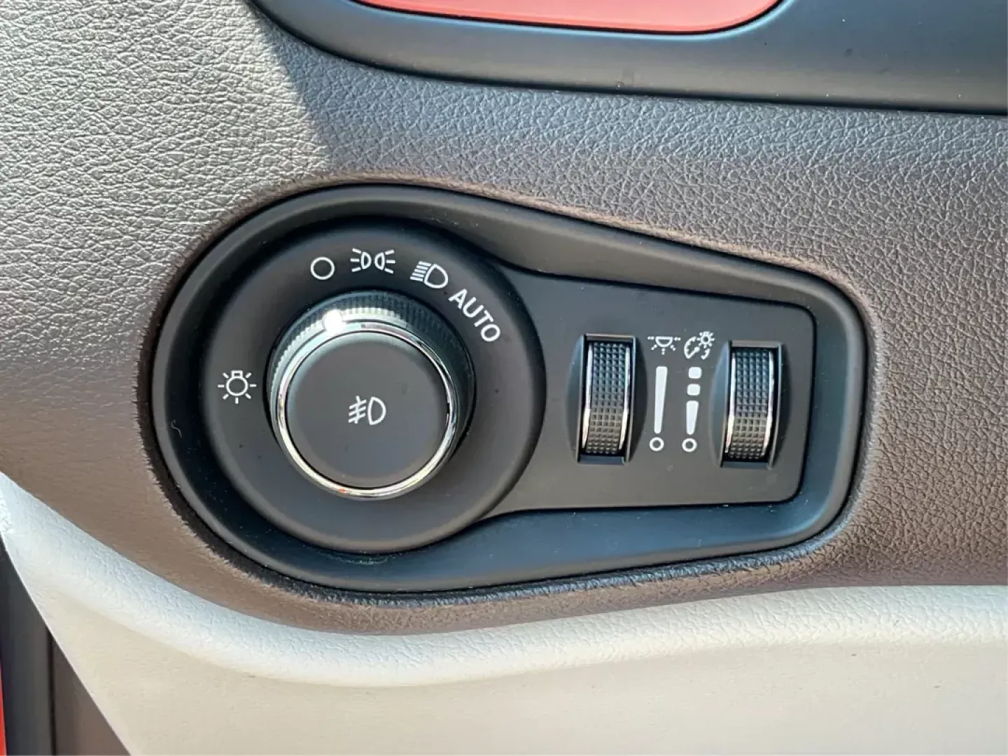 2015 Jeep Renegade Latitude 4WD (ZACCJBBT2FP) with an 2.4L L4 DOHC 16V engine, 6-Speed Manual transmission, located at 1184 Kauffman Ave, Fairborn, OH, 45324, (937) 908-9800, 39.807072, -84.030914 - **Discover Your Next Adventure with the 2015 Jeep Renegade Latitude 4WD at Advantage Car and Credit!**<br /> <br /> Are you ready to embrace a lifestyle filled with adventure and exploration? The 2015 Jeep Renegade Latitude 4WD is your perfect companion for weekend getaways, family outings, and dail - Photo#16
