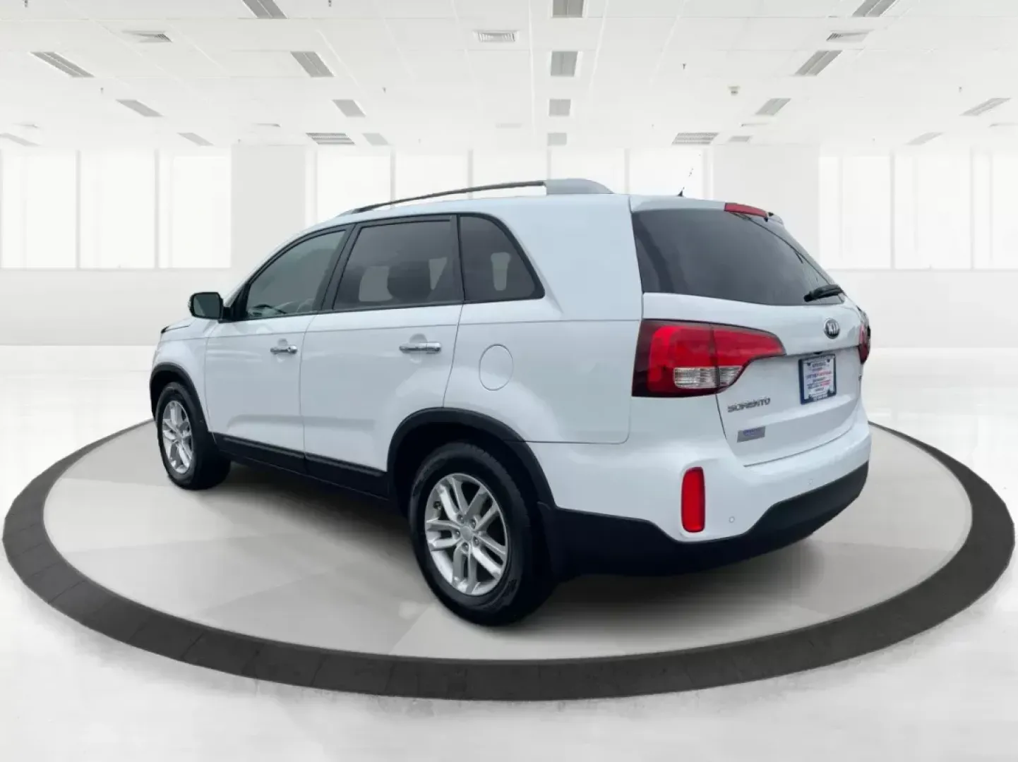 2015 Kia Sorento LX (5XYKT4A61FG) with an 2.4L I-4 gasoline direct injection engine, located at 8750 N County Rd 25A, Piqua, OH, 45356, (937) 908-9800, 40.164391, -84.232513 - 2015 Kia Sorento LX - Photo#4