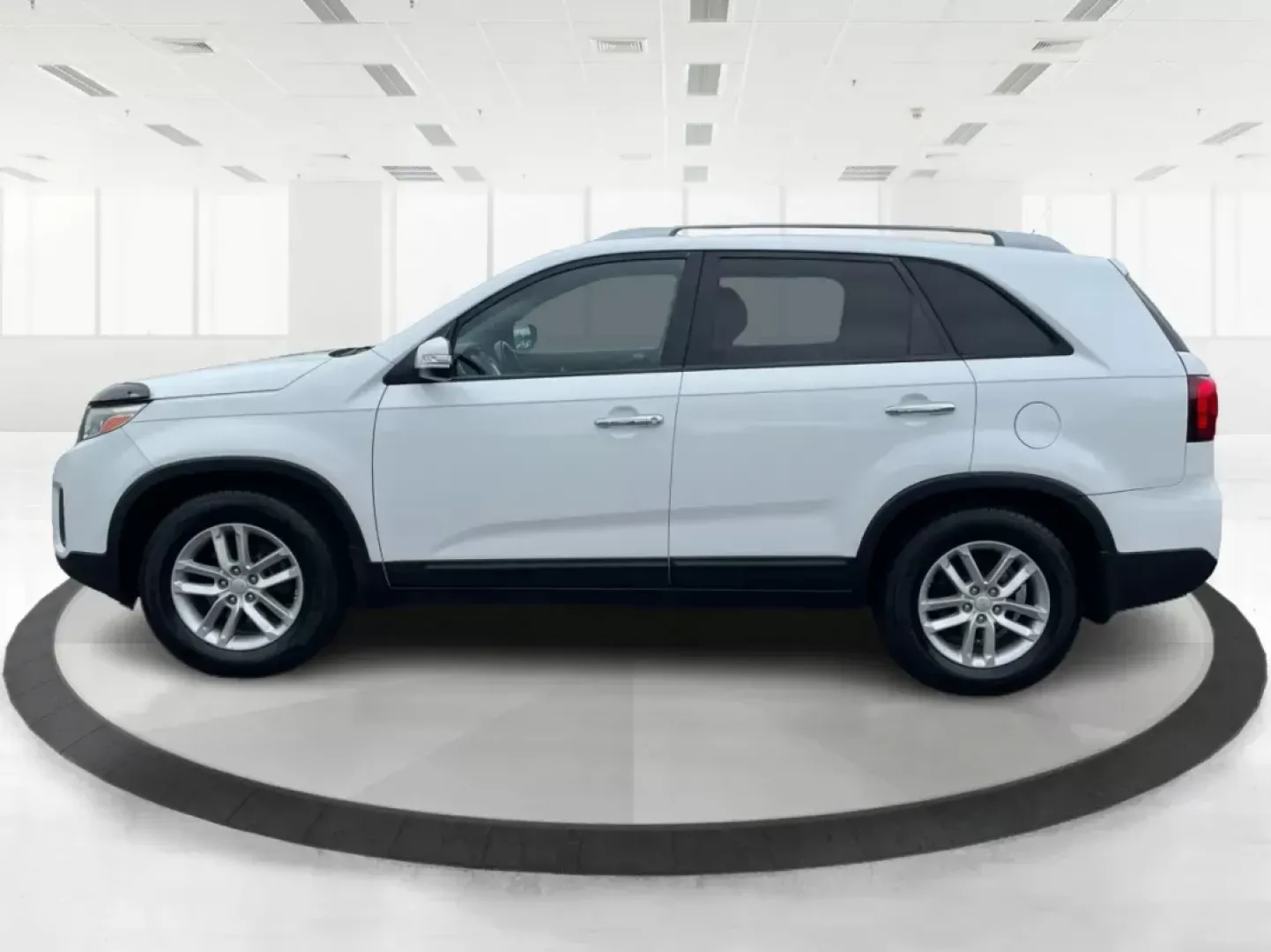 2015 Kia Sorento LX (5XYKT4A61FG) with an 2.4L I-4 gasoline direct injection engine, located at 8750 N County Rd 25A, Piqua, OH, 45356, (937) 908-9800, 40.164391, -84.232513 - 2015 Kia Sorento LX - Photo#5