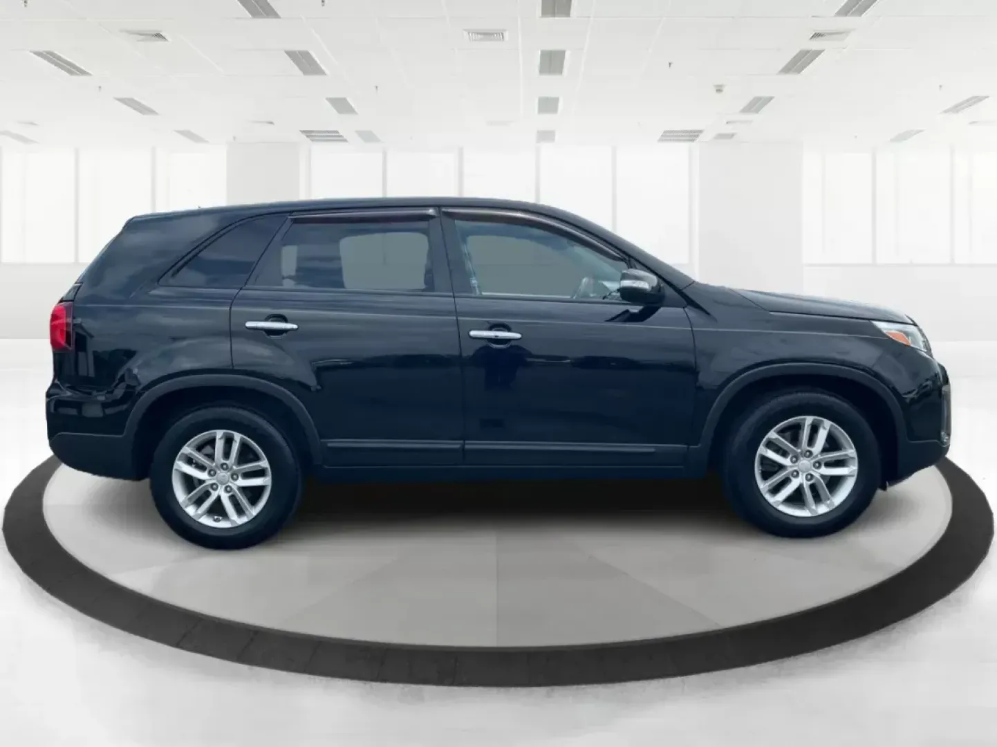 2015 Kia Sorento LX (5XYKT3A60FG) with an 2.4L I-4 gasoline direct injection engine, located at 880 E. National Road, Vandalia, OH, 45377, (937) 908-9800, 39.891918, -84.183594 - **Discover the 2015 Kia Sorento LX: Your Family Adventure Awaits!**<br /> <br /> Are you looking for the perfect vehicle to accommodate your growing family while ensuring comfort and safety? Look no further than the 2015 Kia Sorento LX! This versatile SUV offers the ideal blend of space, functionali - Photo#1
