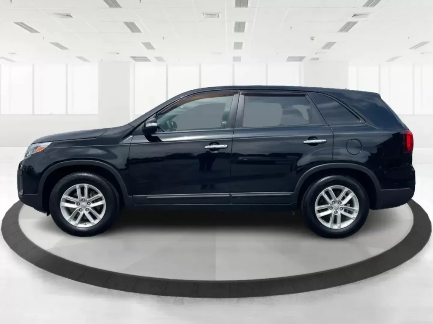 2015 Kia Sorento LX (5XYKT3A60FG) with an 2.4L I-4 gasoline direct injection engine, located at 880 E. National Road, Vandalia, OH, 45377, (937) 908-9800, 39.891918, -84.183594 - **Discover the 2015 Kia Sorento LX: Your Family Adventure Awaits!**<br /> <br /> Are you looking for the perfect vehicle to accommodate your growing family while ensuring comfort and safety? Look no further than the 2015 Kia Sorento LX! This versatile SUV offers the ideal blend of space, functionali - Photo#5