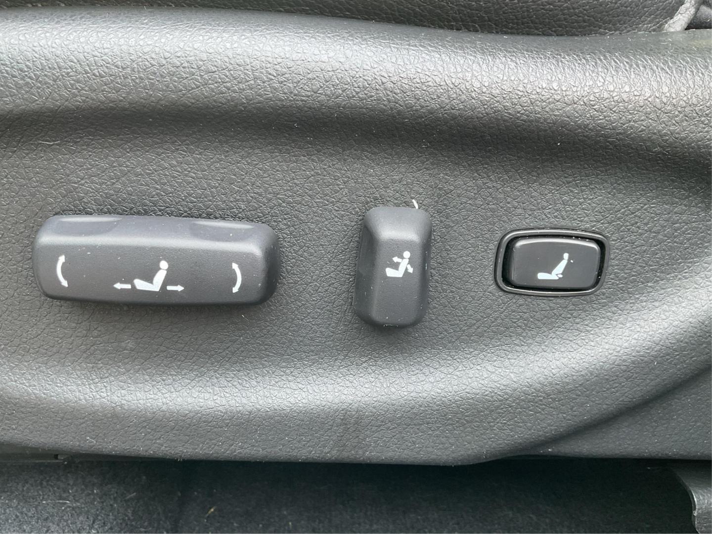 2015 Kia Sorento EX V6 (5XYKUDA73FG) with an Lambda II 3.3L V-6 gasoline direct injection engine, located at 1184 Kauffman Ave, Fairborn, OH, 45324, (937) 908-9800, 39.807072, -84.030914 - 2015 Kia Sorento EX V6 - Photo#17