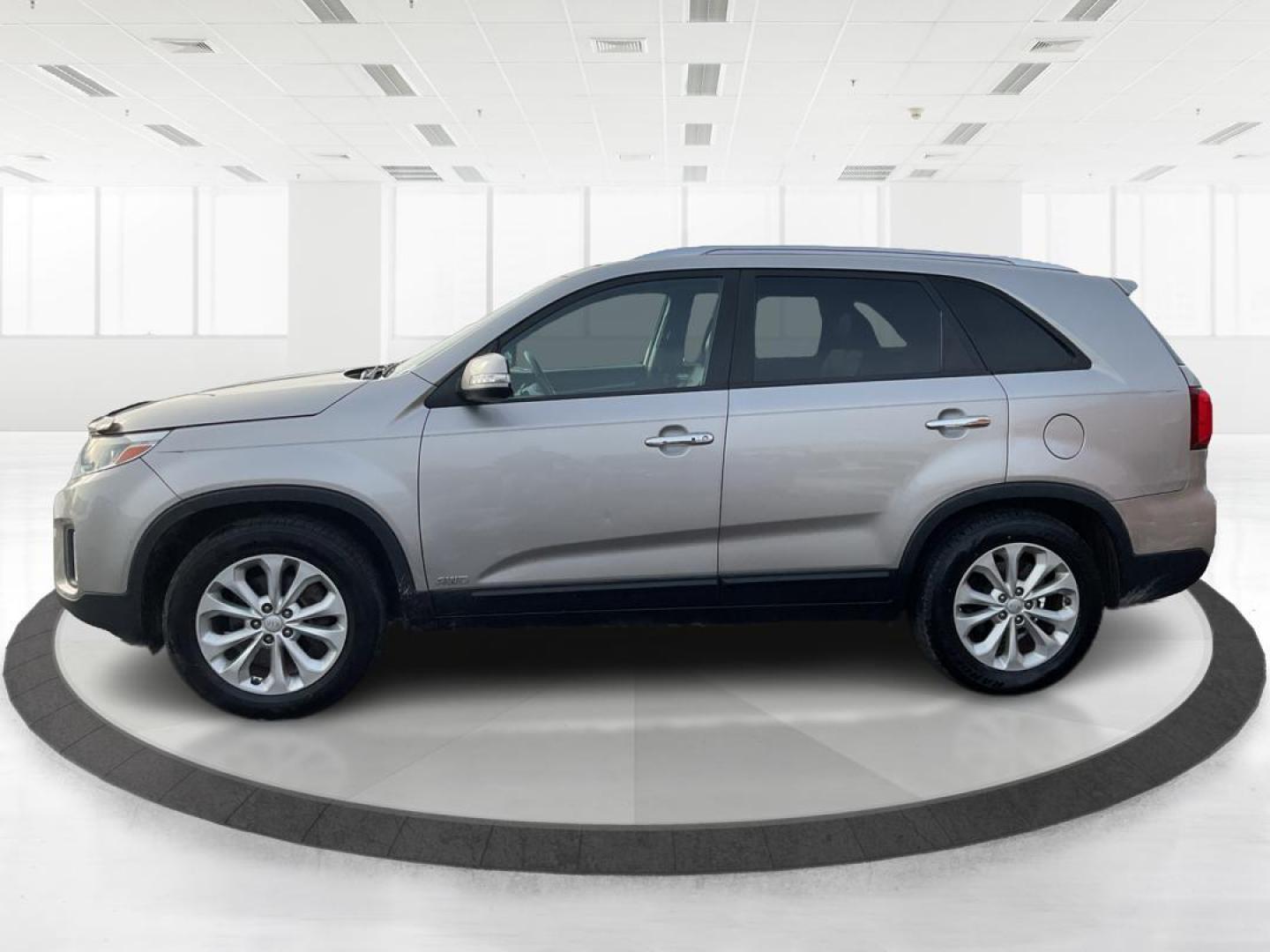 2015 Kia Sorento EX V6 (5XYKUDA73FG) with an Lambda II 3.3L V-6 gasoline direct injection engine, located at 1184 Kauffman Ave, Fairborn, OH, 45324, (937) 908-9800, 39.807072, -84.030914 - 2015 Kia Sorento EX V6 - Photo#5