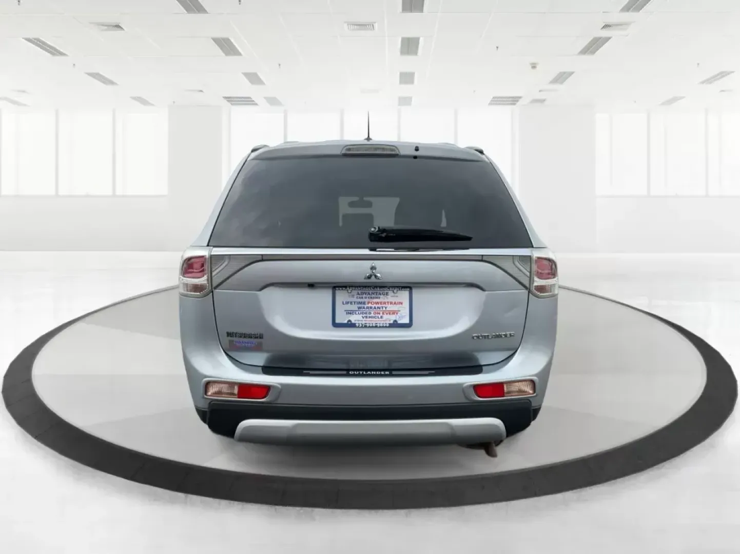2015 Mitsubishi Outlander SE (JA4AZ3A31FZ) with an 2.4L I-4 variable valve control engine, located at 1230 East Main St, Xenia, OH, 45385, (937) 908-9800, 39.688026, -83.910172 - 2015 Mitsubishi Outlander SE - Photo#3