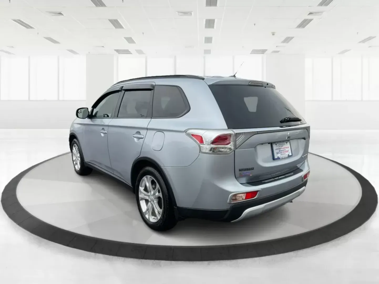 2015 Mitsubishi Outlander SE (JA4AZ3A31FZ) with an 2.4L I-4 variable valve control engine, located at 1230 East Main St, Xenia, OH, 45385, (937) 908-9800, 39.688026, -83.910172 - 2015 Mitsubishi Outlander SE - Photo#4