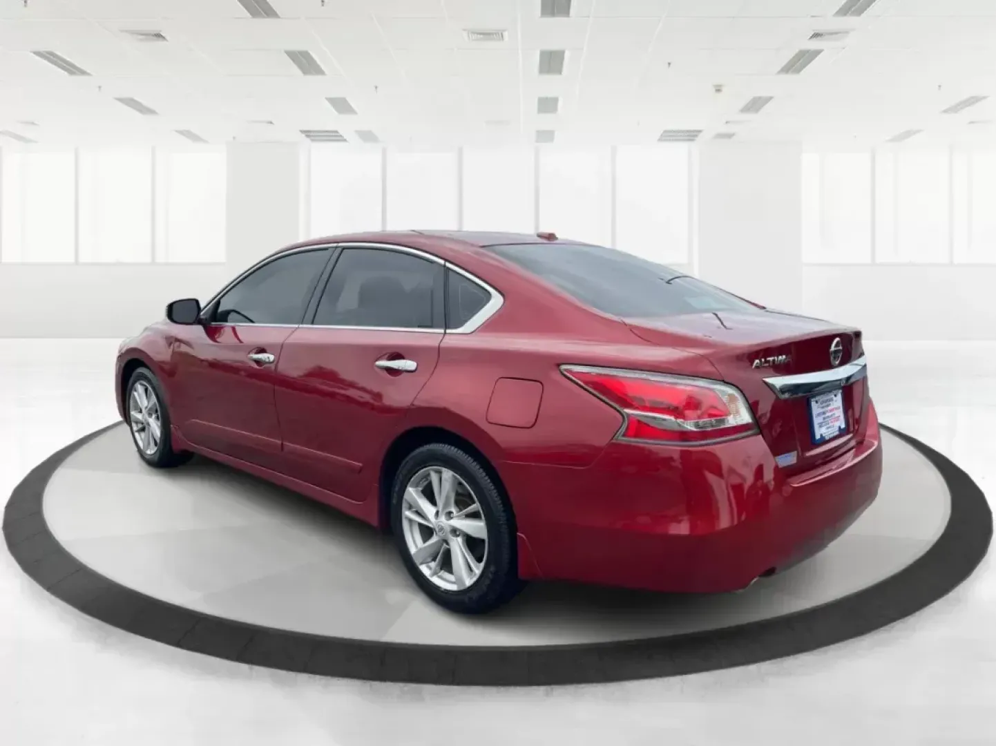2015 Nissan Altima 2.5 SL (1N4AL3APXFC) with an 2.5L I-4 DOHC engine, located at 880 E. National Road, Vandalia, OH, 45377, (937) 908-9800, 39.891918, -84.183594 - **Embrace the Drive: Discover Your New 2015 Nissan Altima at Advantage Car and Credit in Fairborn, OH**<br /> <br /> Are you in the market for a reliable sedan that fits seamlessly into your busy lifestyle? Look no further than this stunning 2015 Nissan Altima, perfect for commuters, growing familie - Photo#4