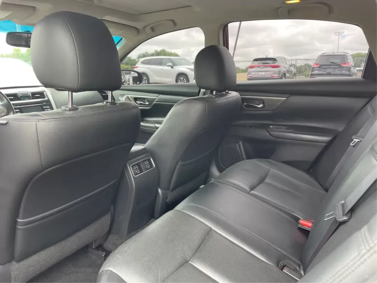 2015 Nissan Altima 2.5 SL (1N4AL3APXFC) with an 2.5L I-4 DOHC engine, located at 880 E. National Road, Vandalia, OH, 45377, (937) 908-9800, 39.891918, -84.183594 - **Embrace the Drive: Discover Your New 2015 Nissan Altima at Advantage Car and Credit in Fairborn, OH**<br /> <br /> Are you in the market for a reliable sedan that fits seamlessly into your busy lifestyle? Look no further than this stunning 2015 Nissan Altima, perfect for commuters, growing familie - Photo#9