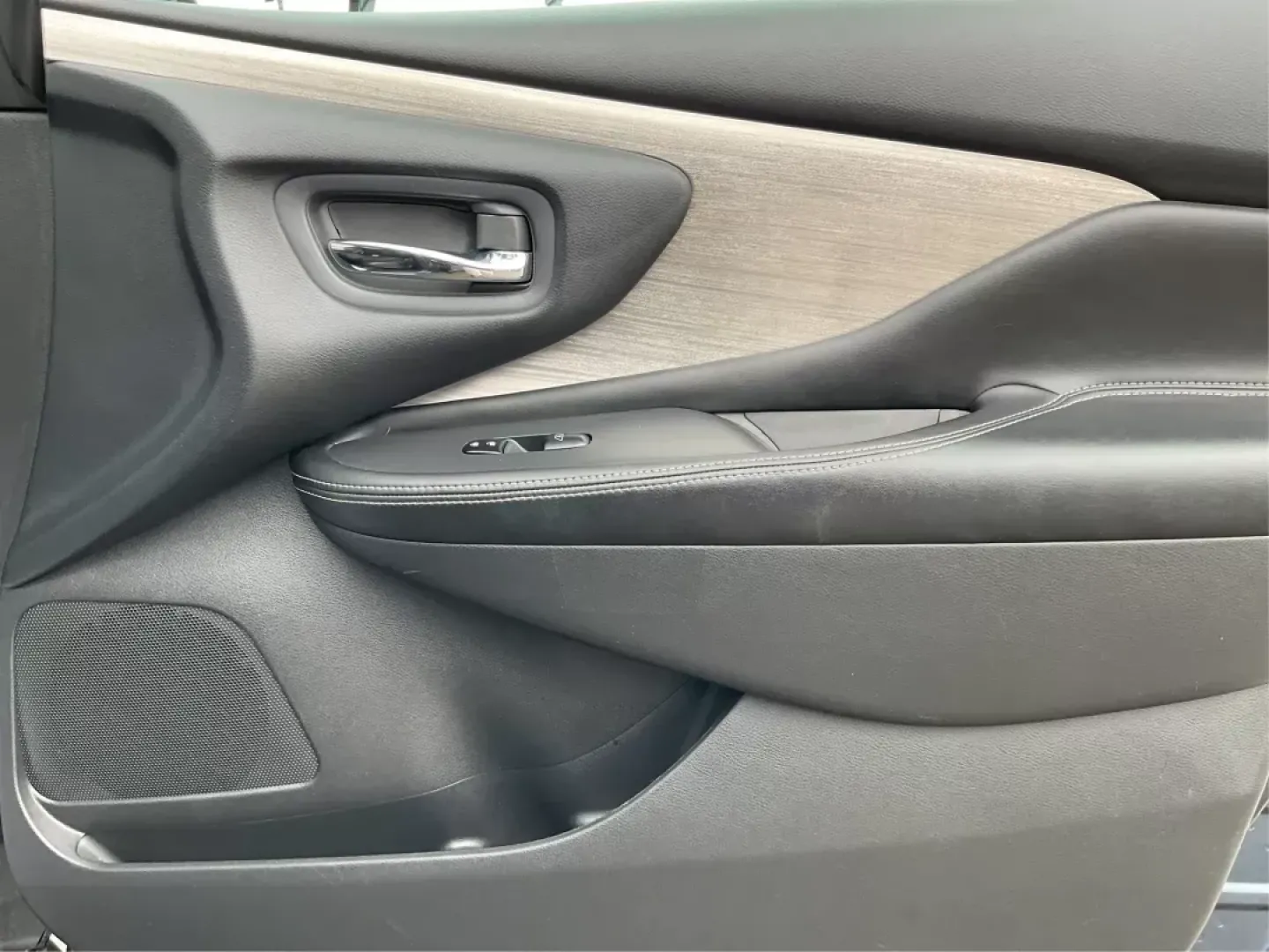 2015 Nissan Murano S | SV | SL | Platinum (5N1AZ2MH9FN) with an 3.5L V-6 DOHC engine, located at 1230 East Main St, Xenia, OH, 45385, (937) 908-9800, 39.688026, -83.910172 - **Elevate Your Adventures with the 2015 Nissan Murano - Perfect for Family Road Trips!** <br /> <br /> Are you ready to explore the open road with your loved ones? The 2015 Nissan Murano is designed for those who seek comfort and versatility in their daily life and adventures. Whether you're taking - Photo#17