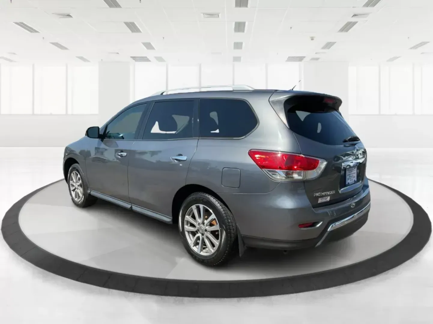 2015 Nissan Pathfinder S (5N1AR2MMXFC) with an 3.5L V-6 DOHC engine, located at 1184 Kauffman Ave, Fairborn, OH, 45324, (937) 908-9800, 39.807072, -84.030914 - Explore new horizons with the 2015 Nissan Pathfinder, a perfect companion for those weekend getaways or daily commutes. Whether you're transporting the kids to soccer practice or planning a family road trip, this spacious and versatile SUV is designed with your active lifestyle in mind. At Advantage - Photo#4
