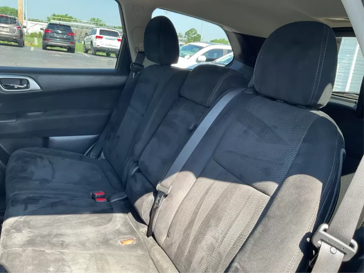2015 Nissan Pathfinder S (5N1AR2MMXFC) with an 3.5L V-6 DOHC engine, located at 1184 Kauffman Ave, Fairborn, OH, 45324, (937) 908-9800, 39.807072, -84.030914 - Explore new horizons with the 2015 Nissan Pathfinder, a perfect companion for those weekend getaways or daily commutes. Whether you're transporting the kids to soccer practice or planning a family road trip, this spacious and versatile SUV is designed with your active lifestyle in mind. At Advantage - Photo#9