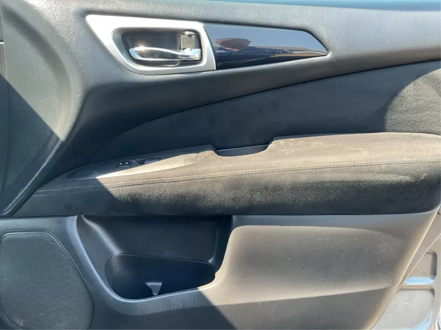 2015 Nissan Pathfinder S (5N1AR2MMXFC) with an 3.5L V-6 DOHC engine, located at 1184 Kauffman Ave, Fairborn, OH, 45324, (937) 908-9800, 39.807072, -84.030914 - Explore new horizons with the 2015 Nissan Pathfinder, a perfect companion for those weekend getaways or daily commutes. Whether you're transporting the kids to soccer practice or planning a family road trip, this spacious and versatile SUV is designed with your active lifestyle in mind. At Advantage - Photo#17