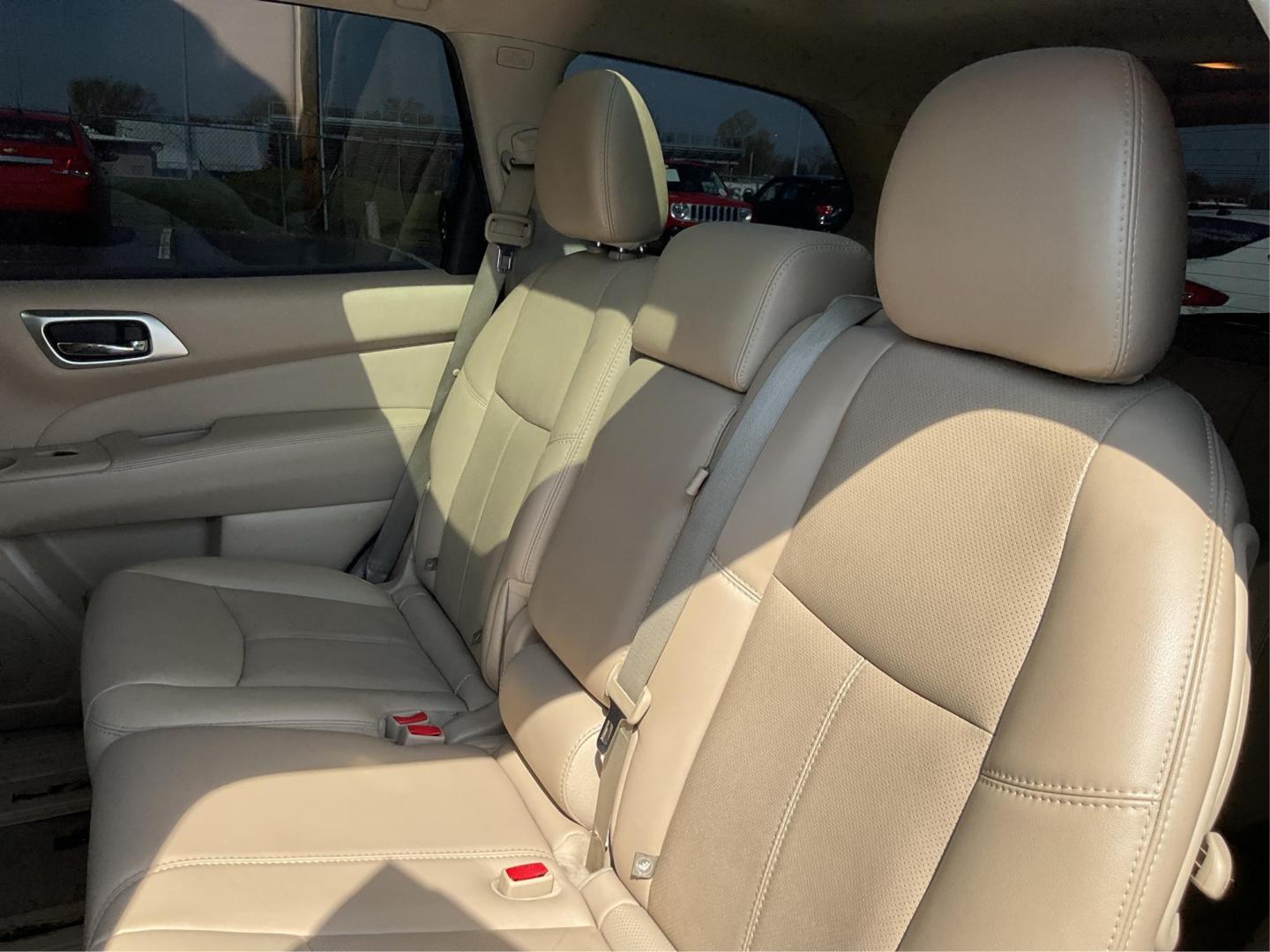 2015 Nissan Pathfinder Platinum (5N1AR2MN9FC) with an 3.5L V-6 DOHC engine, located at 1230 East Main St, Xenia, OH, 45385, (937) 908-9800, 39.688026, -83.910172 - Third Row - Photo#9