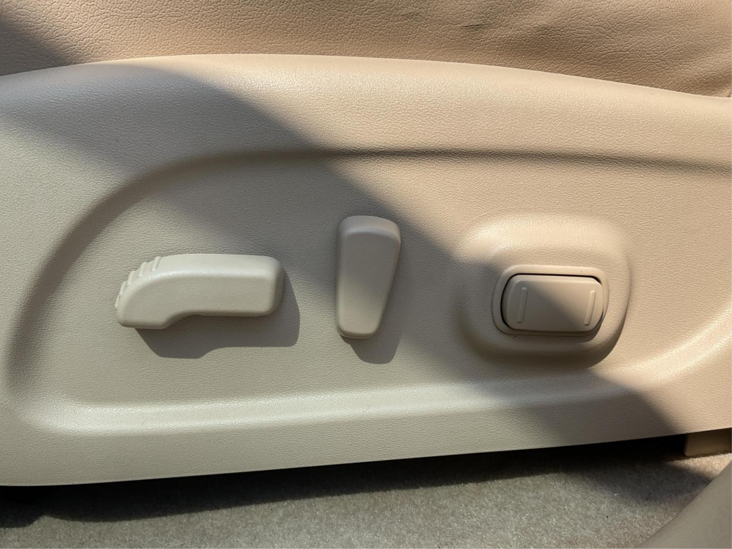 2015 Nissan Pathfinder Platinum (5N1AR2MN9FC) with an 3.5L V-6 DOHC engine, located at 1230 East Main St, Xenia, OH, 45385, (937) 908-9800, 39.688026, -83.910172 - Third Row - Photo#16